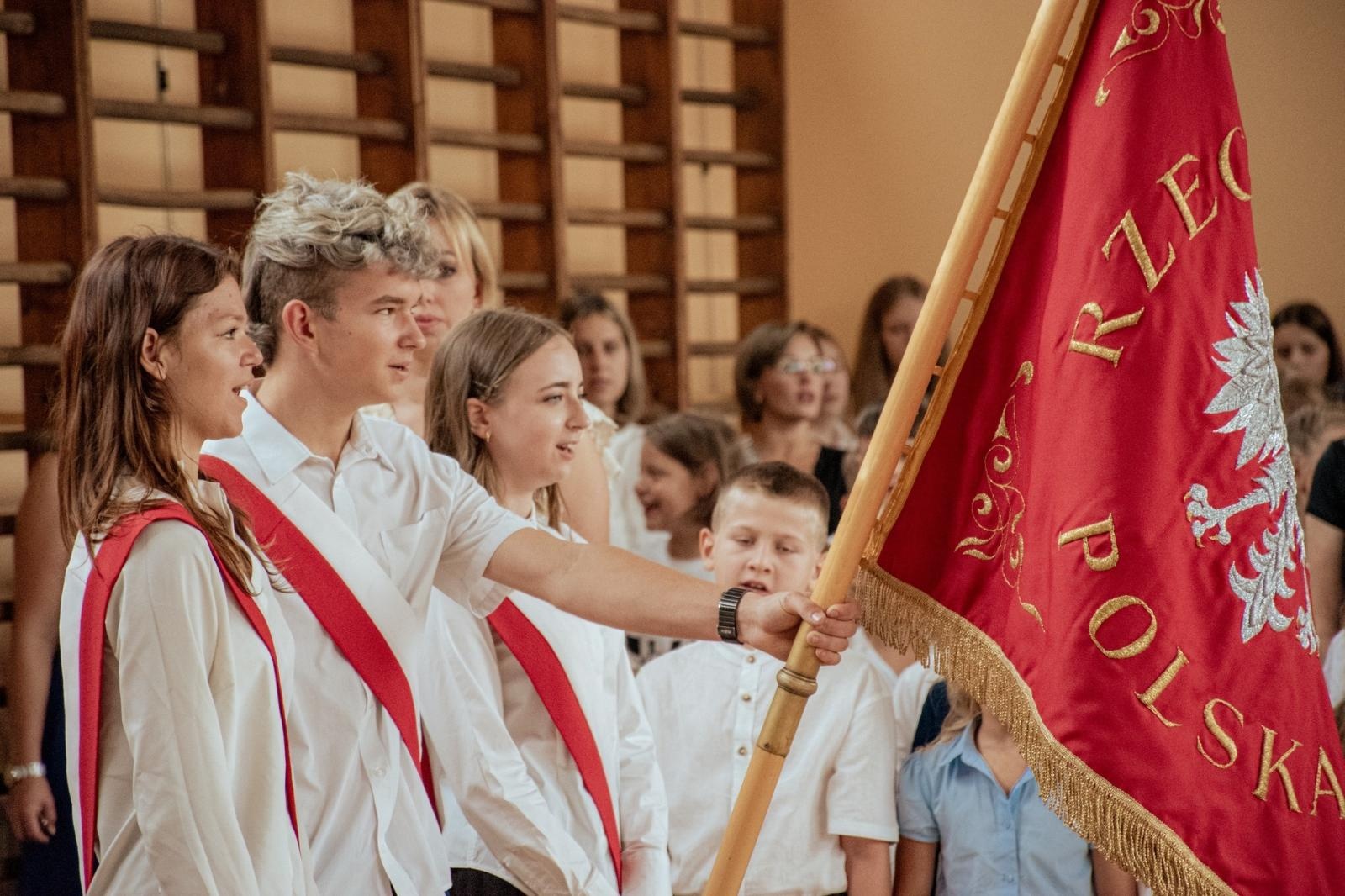 Zdjęcie w galerii na portalu naszwodzislaw.com: Wakacji nadszedł kres. W Wodzisławiu Śląskim zainaugurowano nowy rok szkolny [FOTO] wiadomości z regionu
