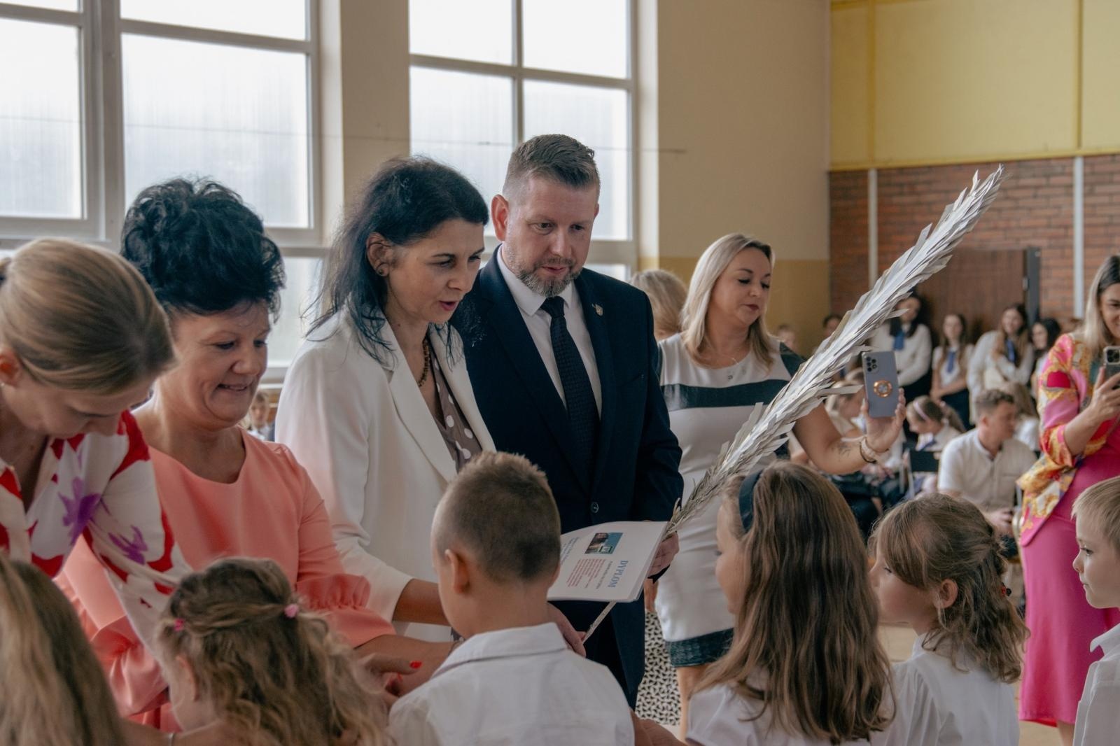 Zdjęcie w galerii na portalu naszwodzislaw.com: Wakacji nadszedł kres. W Wodzisławiu Śląskim zainaugurowano nowy rok szkolny [FOTO] wiadomości z regionu