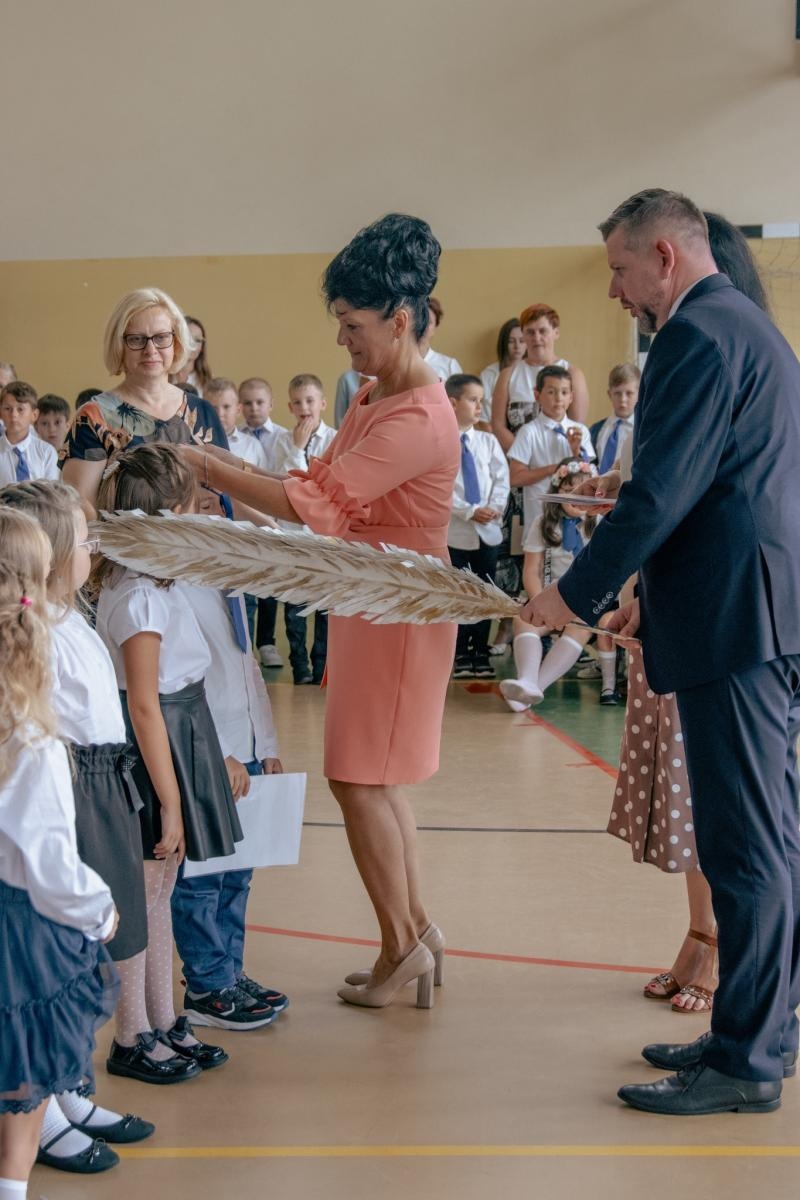 Zdjęcie w galerii na portalu naszwodzislaw.com: Wakacji nadszedł kres. W Wodzisławiu Śląskim zainaugurowano nowy rok szkolny [FOTO] wiadomości z regionu