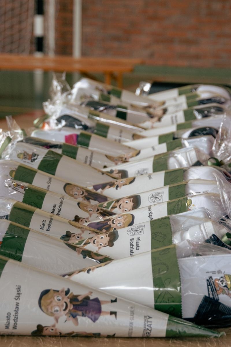 Zdjęcie w galerii na portalu naszwodzislaw.com: Wakacji nadszedł kres. W Wodzisławiu Śląskim zainaugurowano nowy rok szkolny [FOTO] wiadomości z regionu