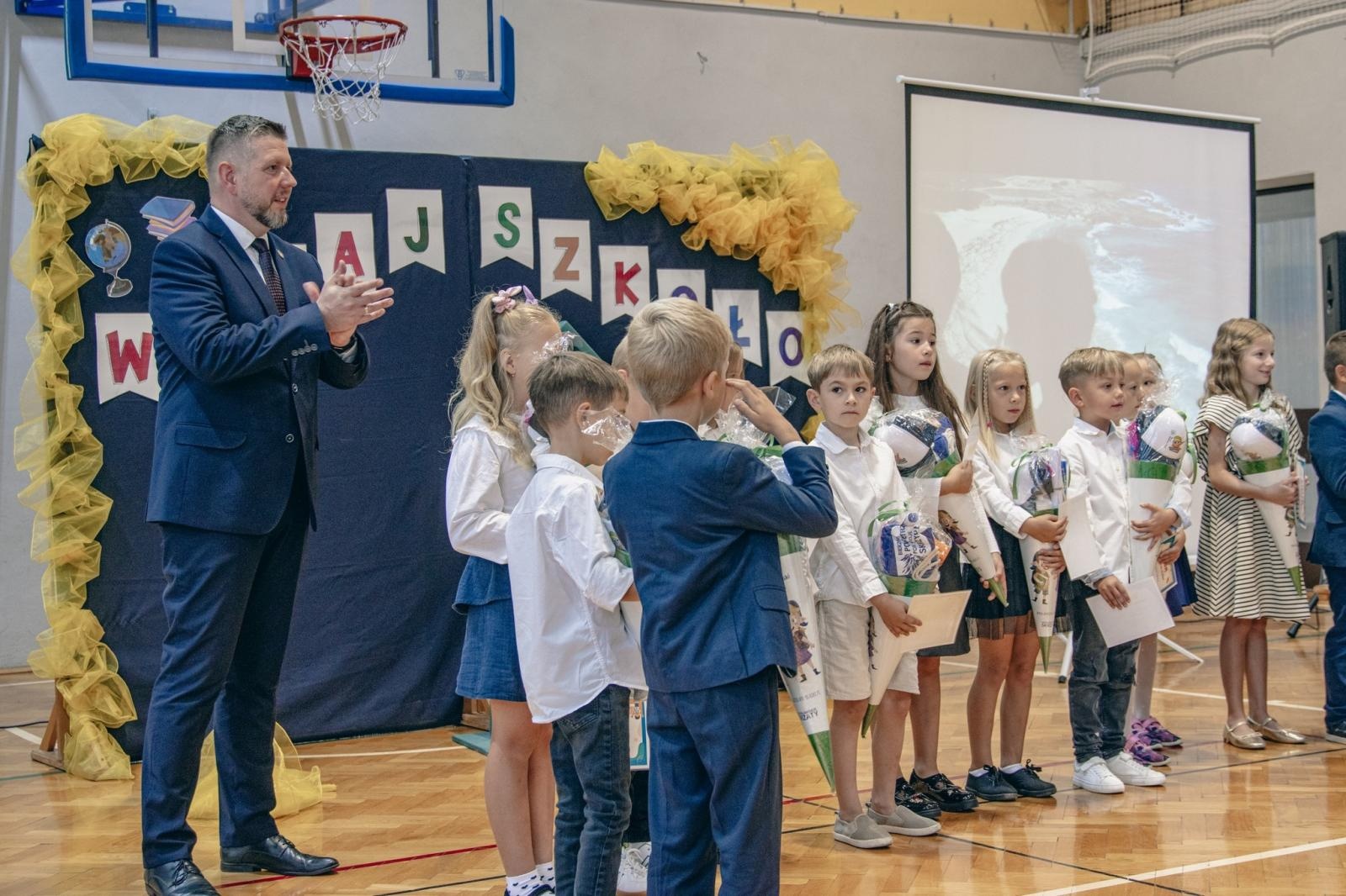 Zdjęcie w galerii na portalu naszwodzislaw.com: Wakacji nadszedł kres. W Wodzisławiu Śląskim zainaugurowano nowy rok szkolny [FOTO] wiadomości z regionu