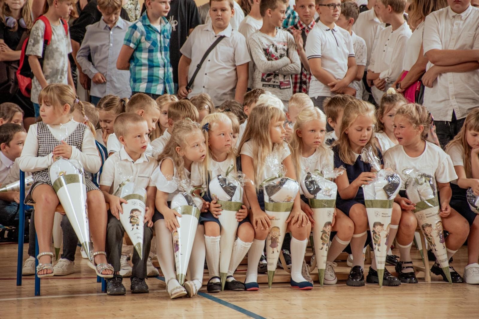Zdjęcie w galerii na portalu naszwodzislaw.com: Wakacji nadszedł kres. W Wodzisławiu Śląskim zainaugurowano nowy rok szkolny [FOTO] wiadomości z regionu