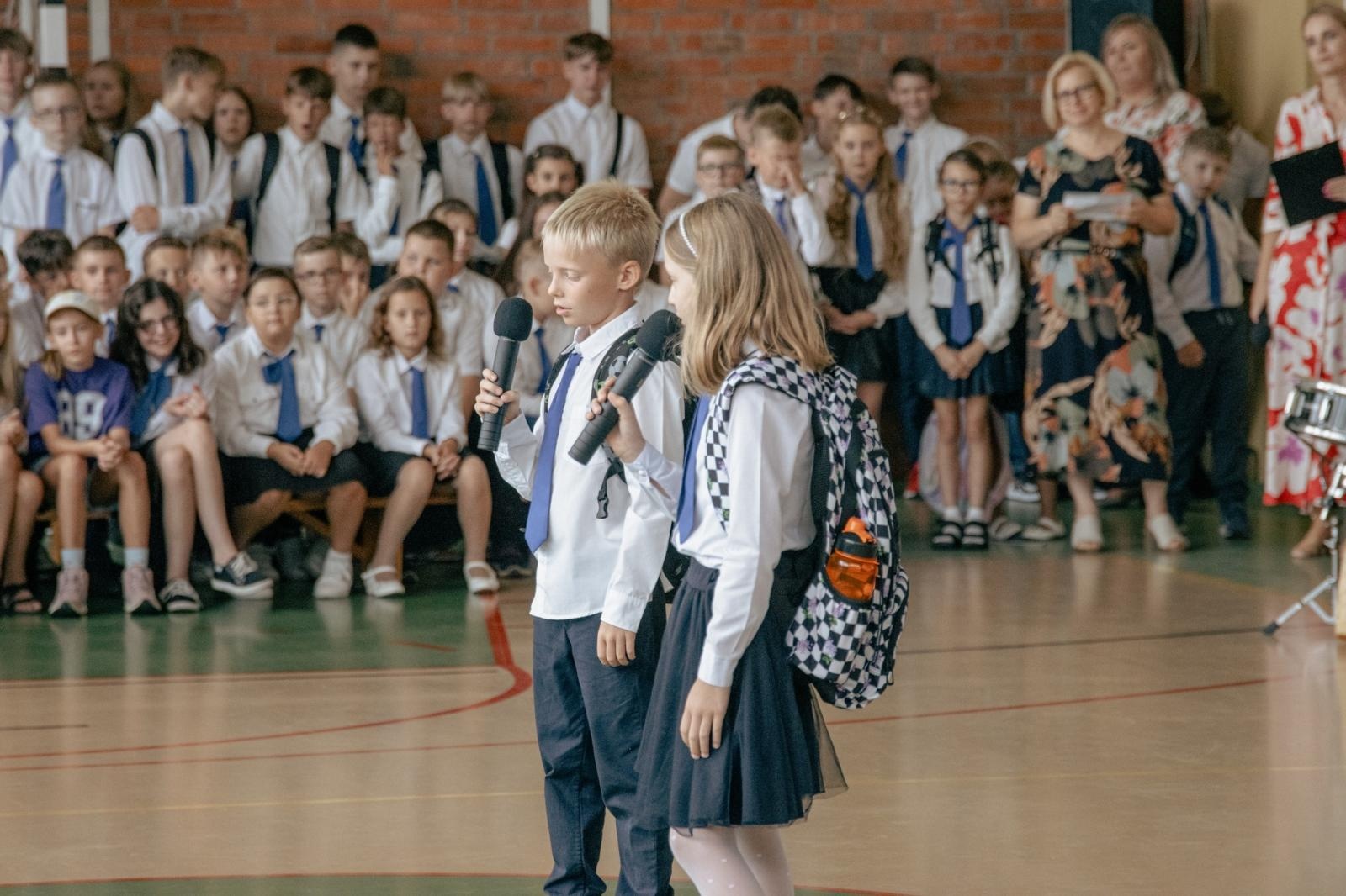 Zdjęcie w galerii na portalu naszwodzislaw.com: Wakacji nadszedł kres. W Wodzisławiu Śląskim zainaugurowano nowy rok szkolny [FOTO] wiadomości z regionu