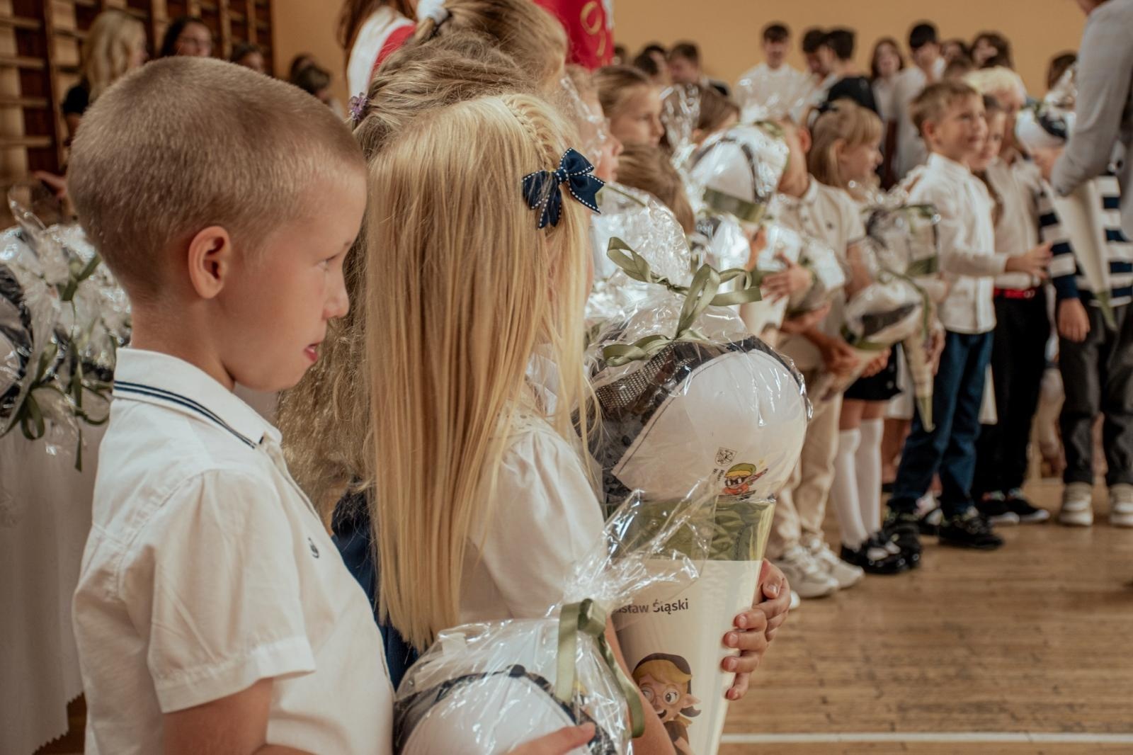 Zdjęcie w galerii na portalu naszwodzislaw.com: Wakacji nadszedł kres. W Wodzisławiu Śląskim zainaugurowano nowy rok szkolny [FOTO] wiadomości z regionu