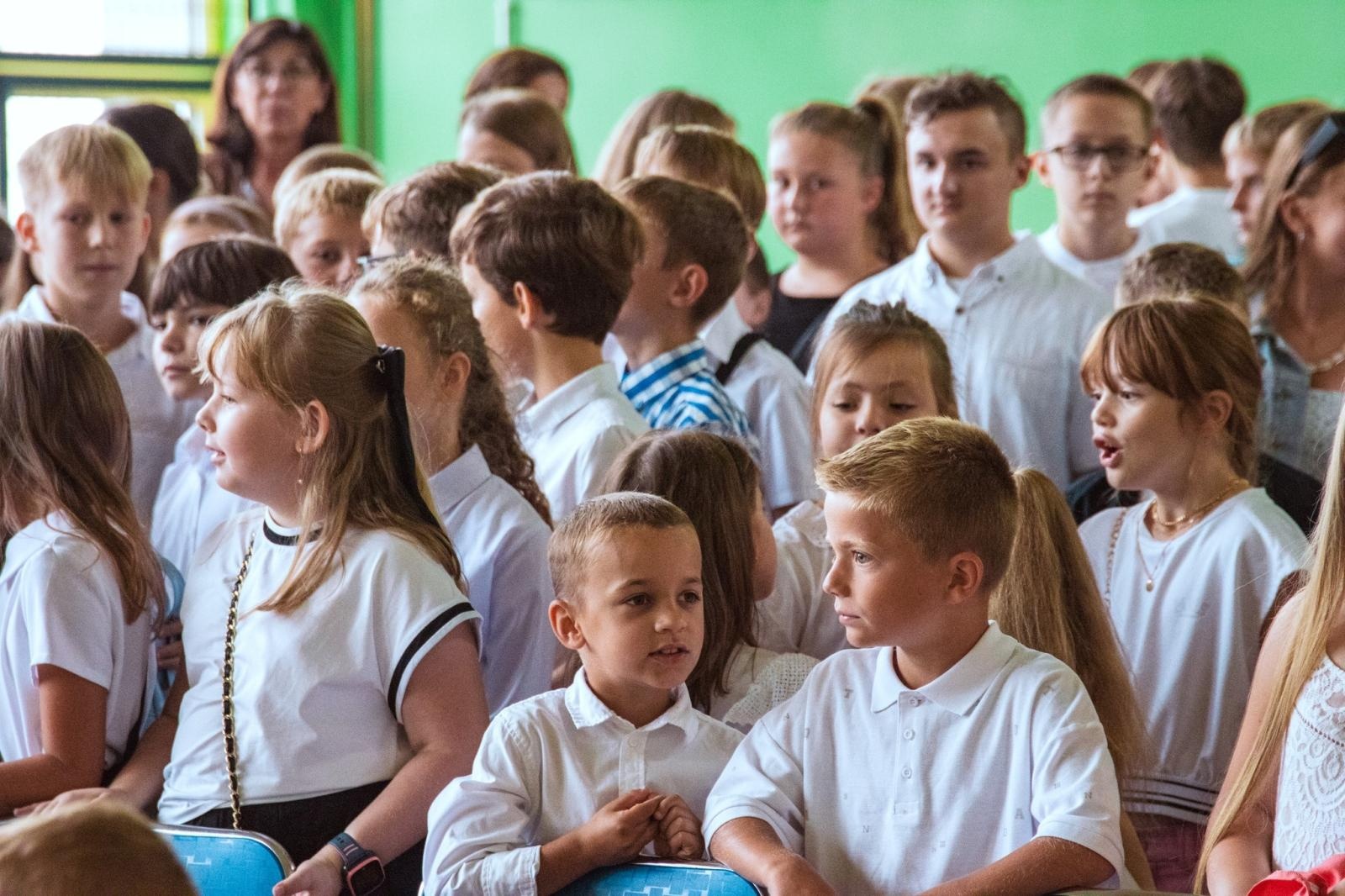 Zdjęcie w galerii na portalu naszwodzislaw.com: Wakacji nadszedł kres. W Wodzisławiu Śląskim zainaugurowano nowy rok szkolny [FOTO] wiadomości z regionu