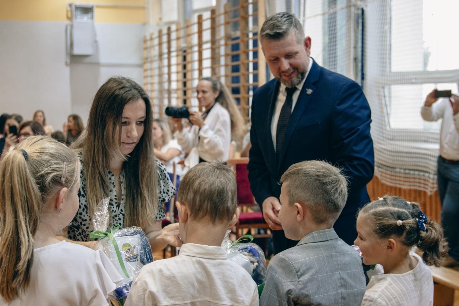 Zdjęcie w galerii na portalu naszwodzislaw.com: Wakacji nadszedł kres. W Wodzisławiu Śląskim zainaugurowano nowy rok szkolny [FOTO] wiadomości z regionu