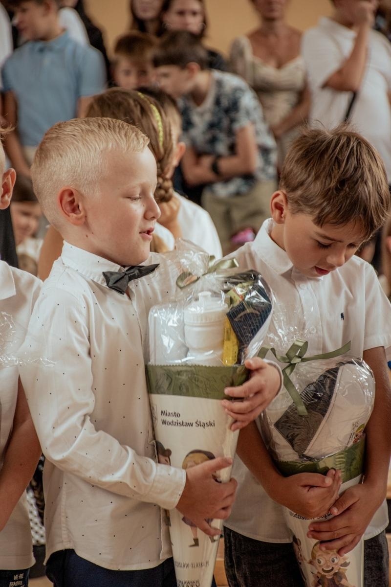 Zdjęcie w galerii na portalu naszwodzislaw.com: Wakacji nadszedł kres. W Wodzisławiu Śląskim zainaugurowano nowy rok szkolny [FOTO] wiadomości z regionu