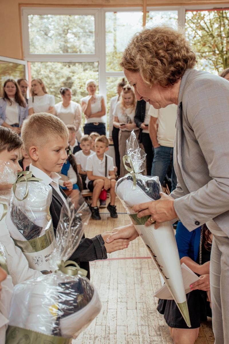 Zdjęcie w galerii na portalu naszwodzislaw.com: Wakacji nadszedł kres. W Wodzisławiu Śląskim zainaugurowano nowy rok szkolny [FOTO] wiadomości z regionu