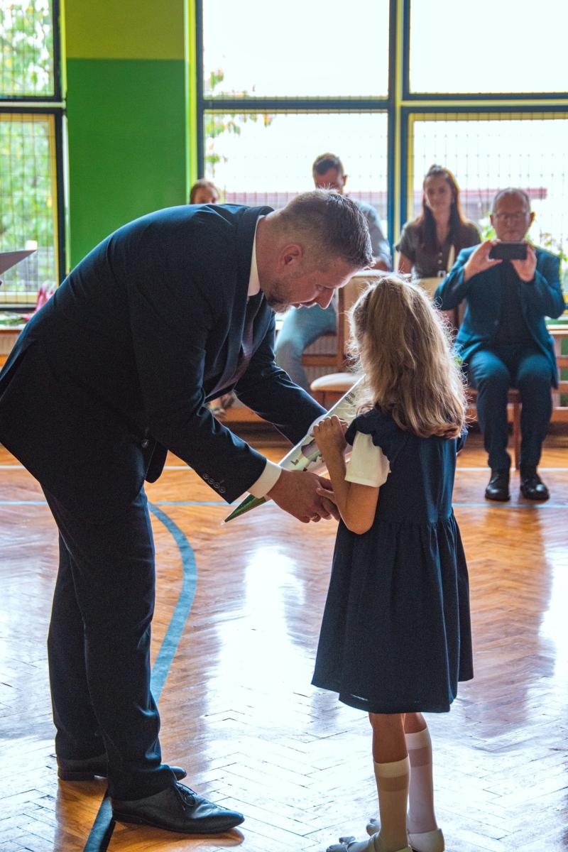 Zdjęcie w galerii na portalu naszwodzislaw.com: Wakacji nadszedł kres. W Wodzisławiu Śląskim zainaugurowano nowy rok szkolny [FOTO] wiadomości z regionu