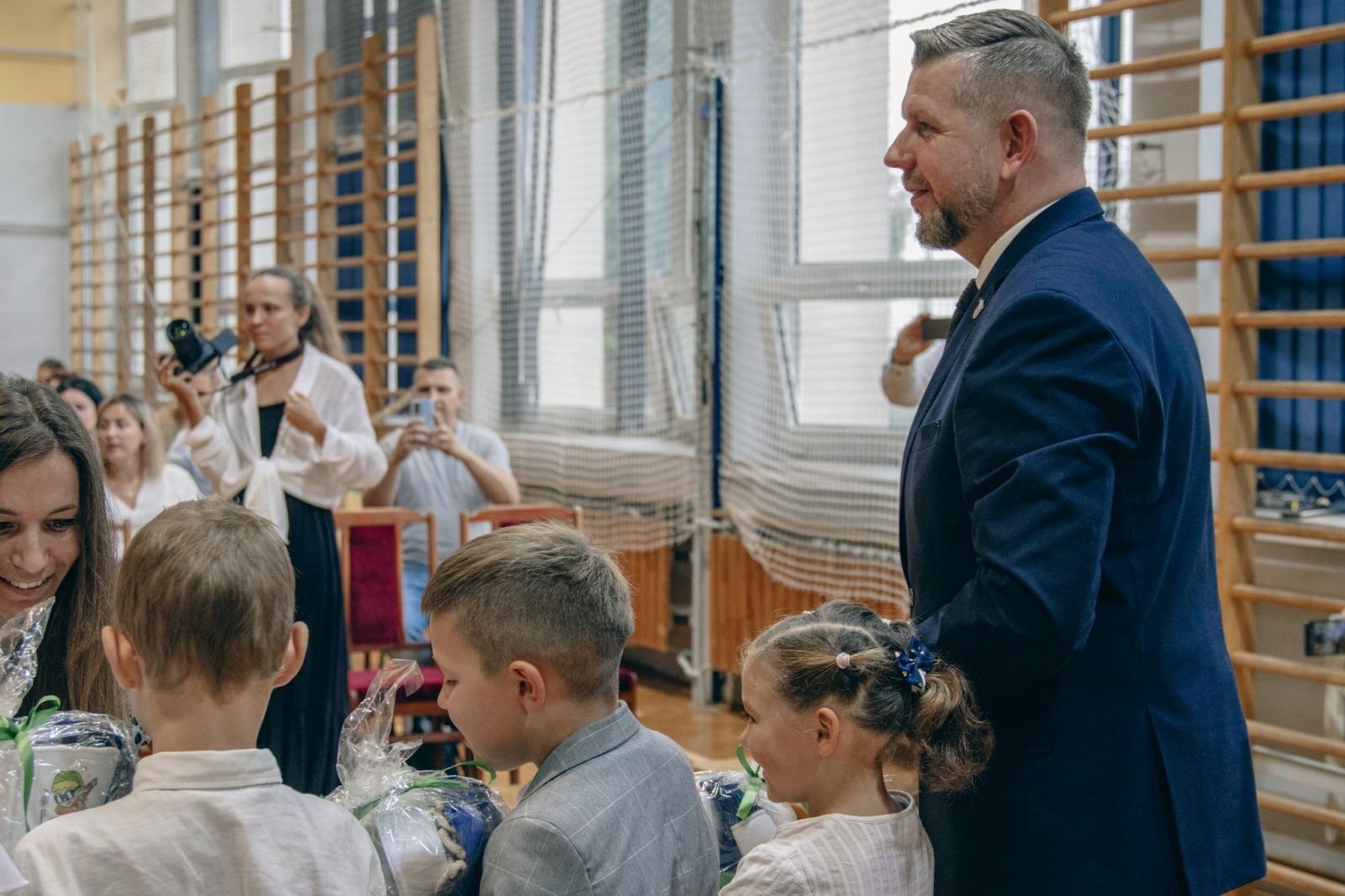 Zdjęcie w galerii na portalu naszwodzislaw.com: Wakacji nadszedł kres. W Wodzisławiu Śląskim zainaugurowano nowy rok szkolny [FOTO] wiadomości z regionu