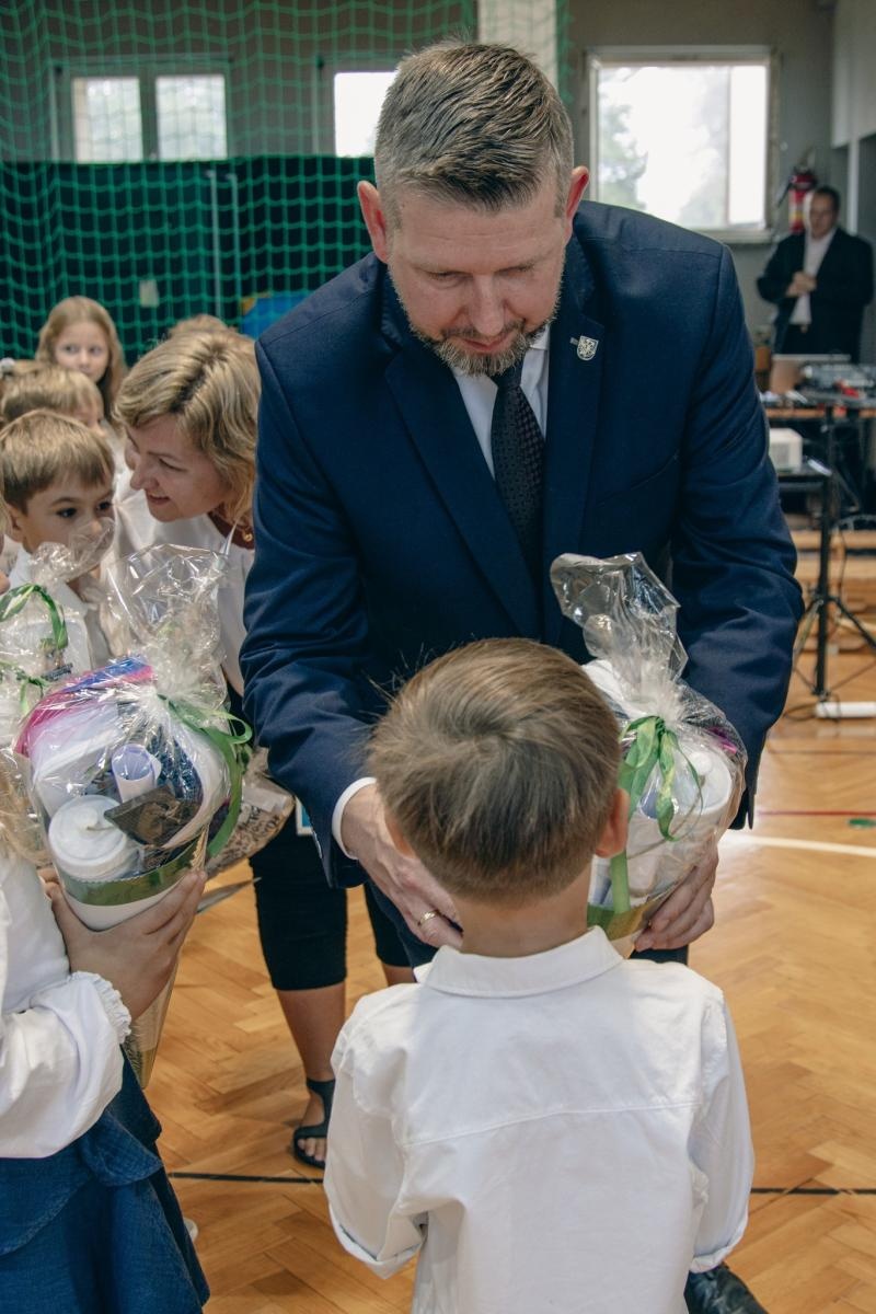 Zdjęcie w galerii na portalu naszwodzislaw.com: Wakacji nadszedł kres. W Wodzisławiu Śląskim zainaugurowano nowy rok szkolny [FOTO] wiadomości z regionu