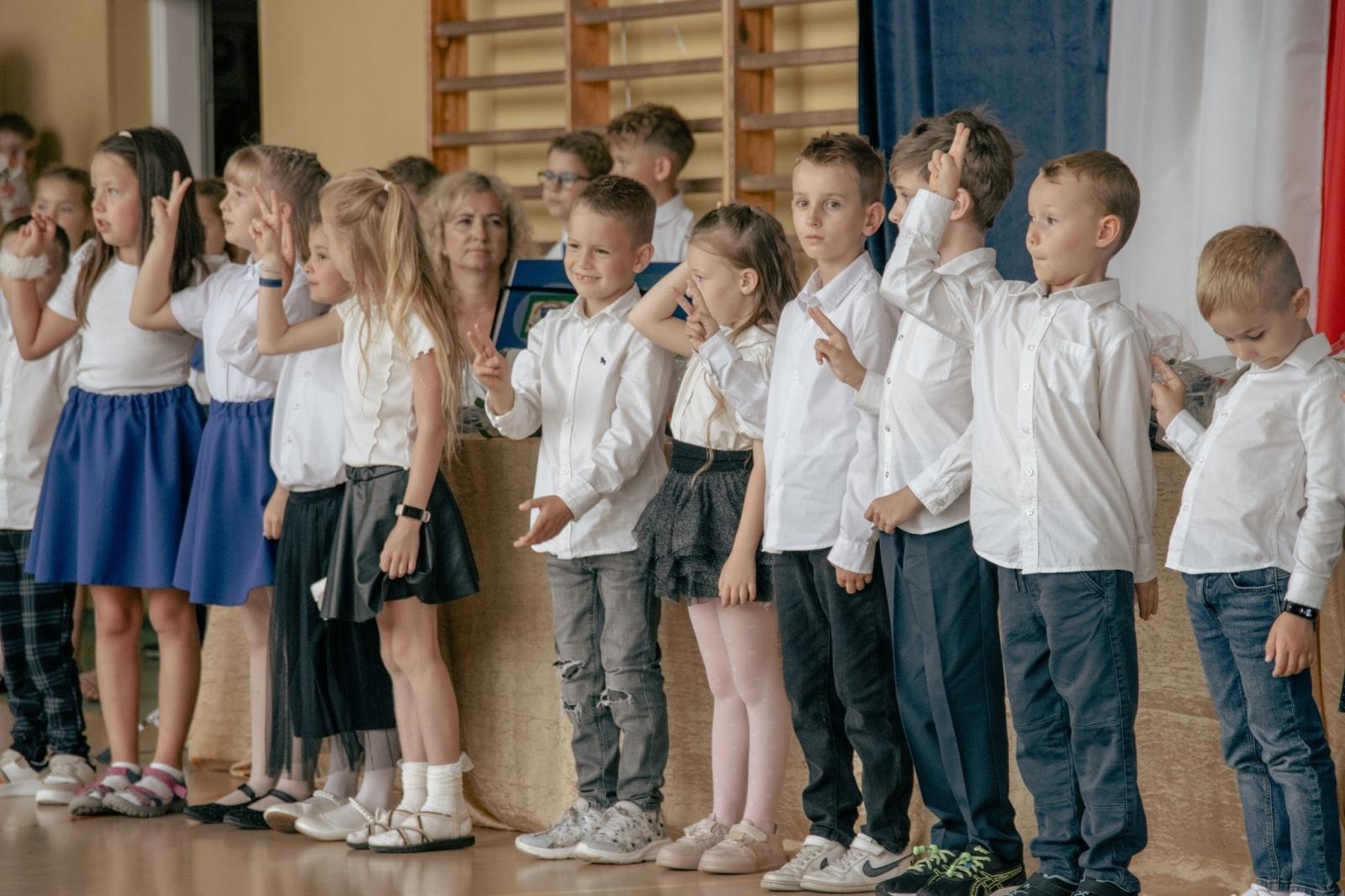 Zdjęcie w galerii na portalu naszwodzislaw.com: Wakacji nadszedł kres. W Wodzisławiu Śląskim zainaugurowano nowy rok szkolny [FOTO] wiadomości z regionu
