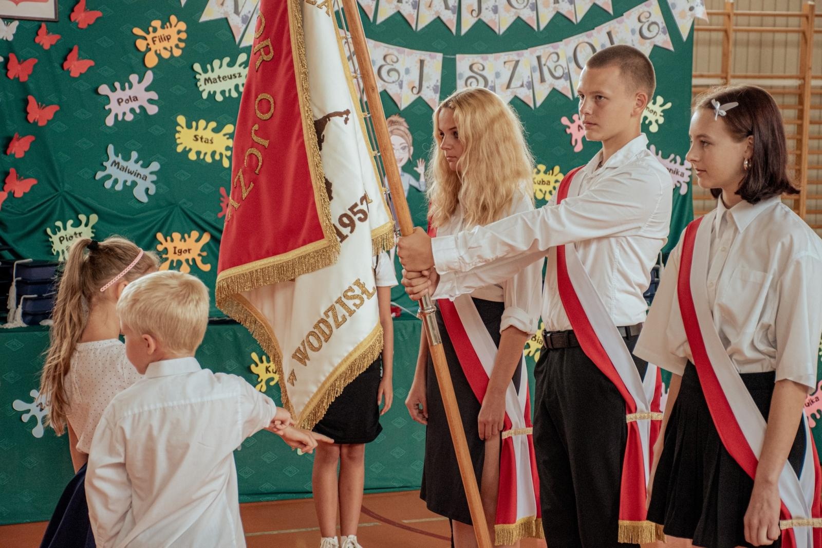 Zdjęcie w galerii na portalu naszwodzislaw.com: Wakacji nadszedł kres. W Wodzisławiu Śląskim zainaugurowano nowy rok szkolny [FOTO] wiadomości z regionu