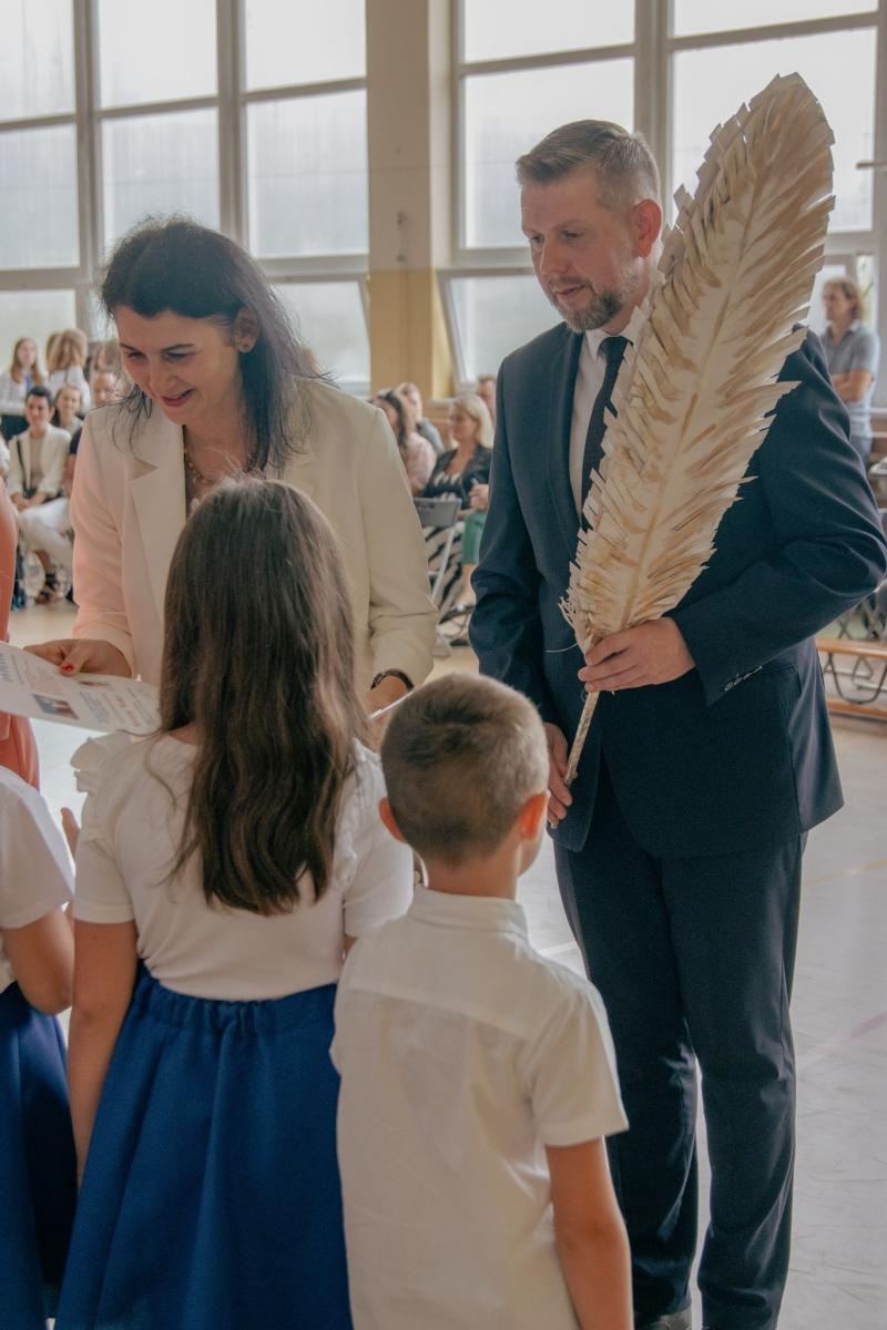 Zdjęcie w galerii na portalu naszwodzislaw.com: Wakacji nadszedł kres. W Wodzisławiu Śląskim zainaugurowano nowy rok szkolny [FOTO] wiadomości z regionu