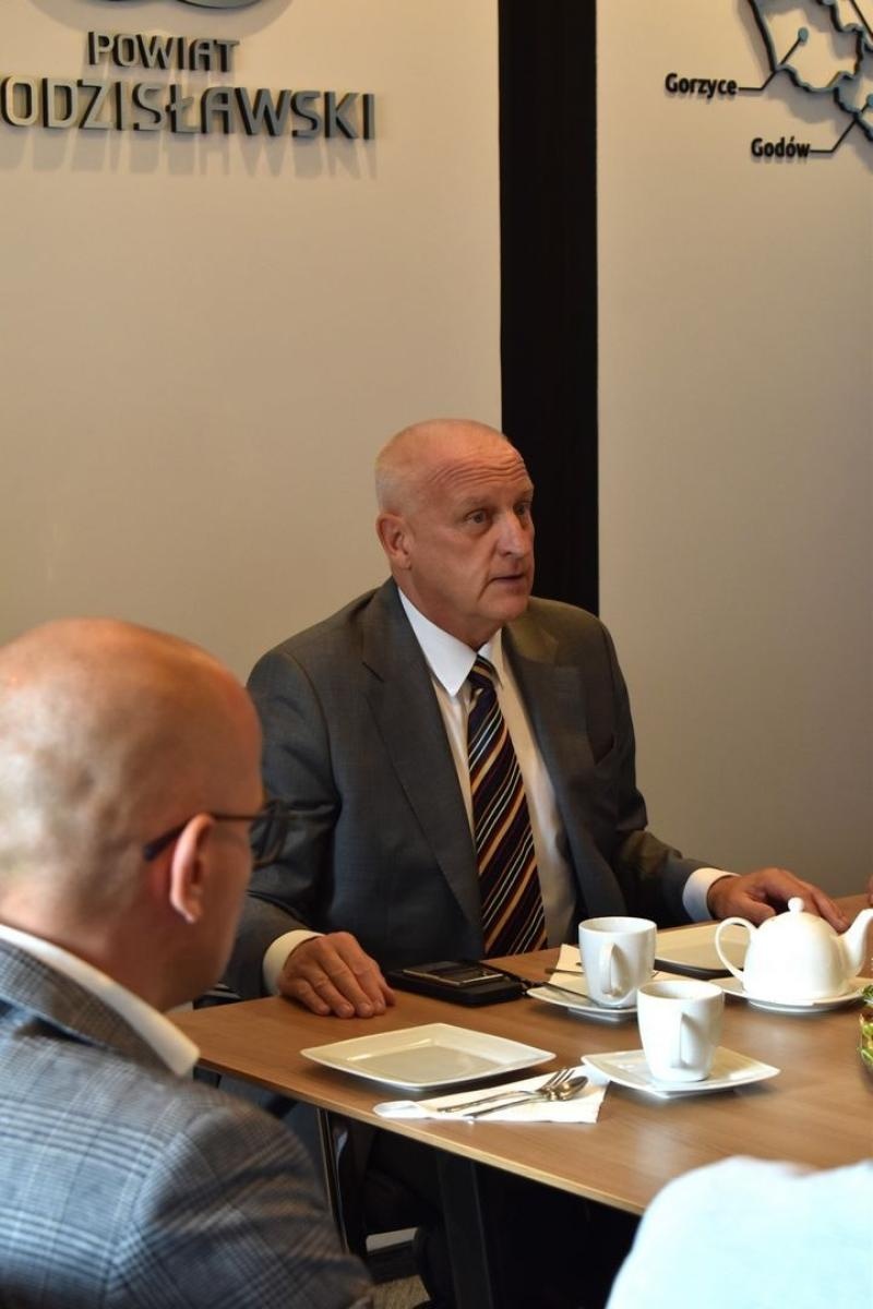 Zdjęcie w galerii na portalu naszwodzislaw.com: Wiceminister zdrowia z wizytą w Powiecie Wodzisławskim wiadomości z regionu