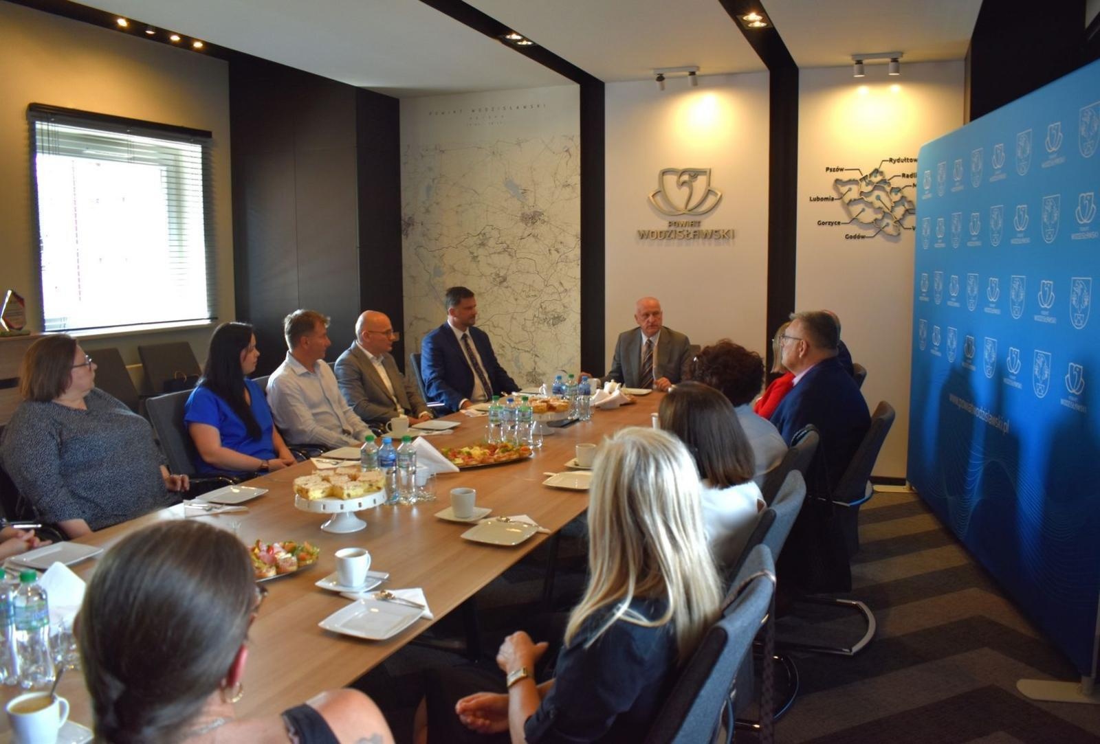 Zdjęcie w galerii na portalu naszwodzislaw.com: Wiceminister zdrowia z wizytą w Powiecie Wodzisławskim wiadomości z regionu