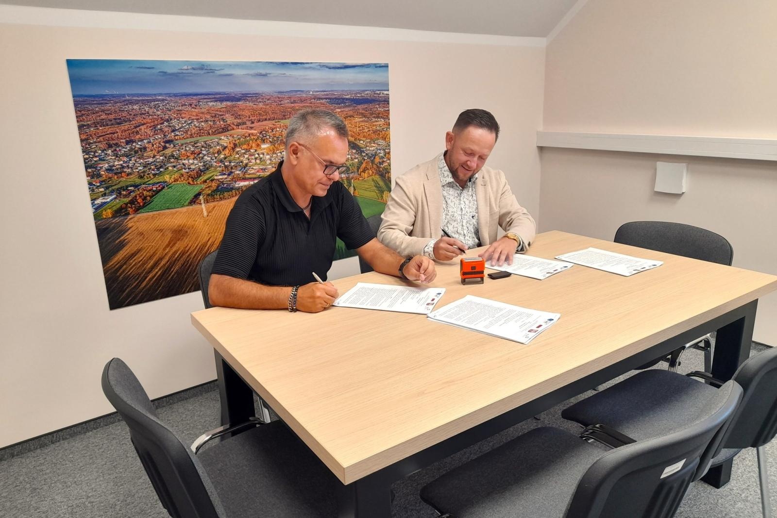 Zdjęcie w galerii na portalu naszwodzislaw.com: Przebudowa ulicy Mszańskiej coraz bliżej. Podpisano umowę z wykonawcą wiadomości z regionu