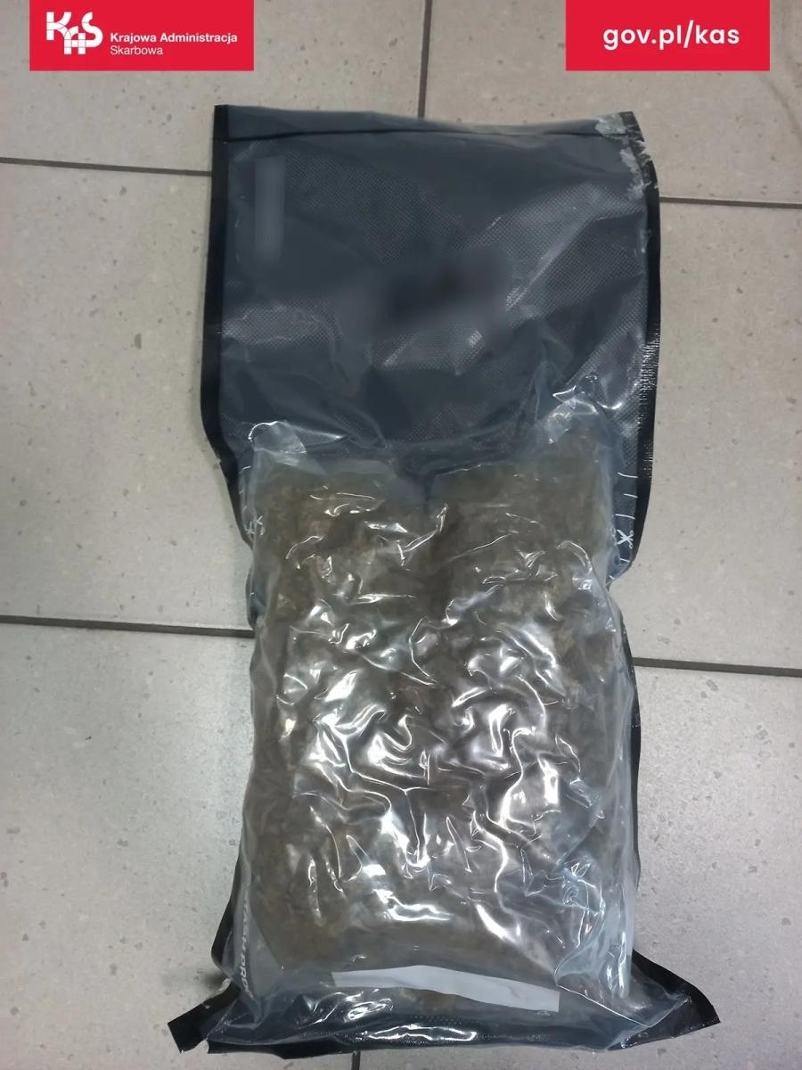 Zdjęcie w galerii na portalu naszwodzislaw.com: Służby w sortowni. Marihuana zamiast kamizelki rowerowej wiadomości z regionu