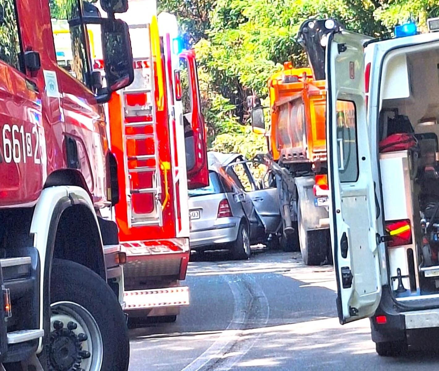 Zdjęcie w galerii na portalu naszwodzislaw.com: Poważny wypadek w Radlinie. Kierowca osobówki zakleszczony wiadomości z regionu