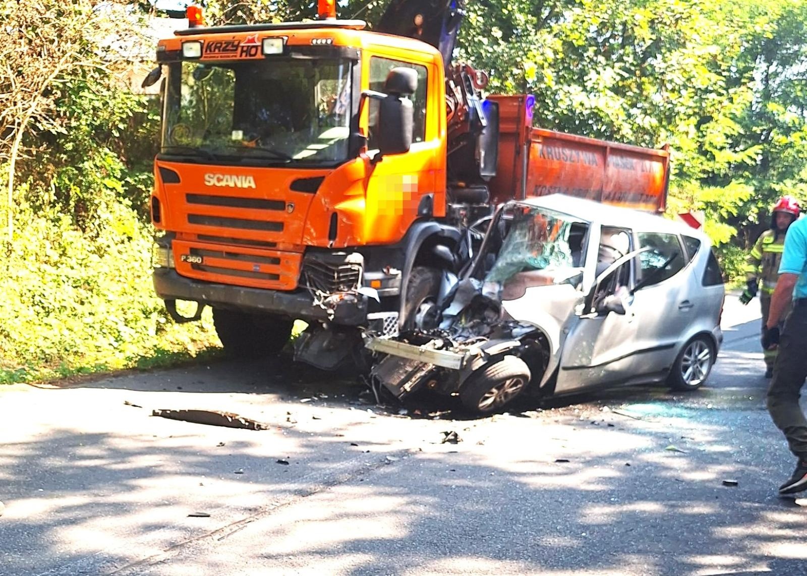 Zdjęcie w galerii na portalu naszwodzislaw.com: Poważny wypadek w Radlinie. Kierowca osobówki zakleszczony wiadomości z regionu