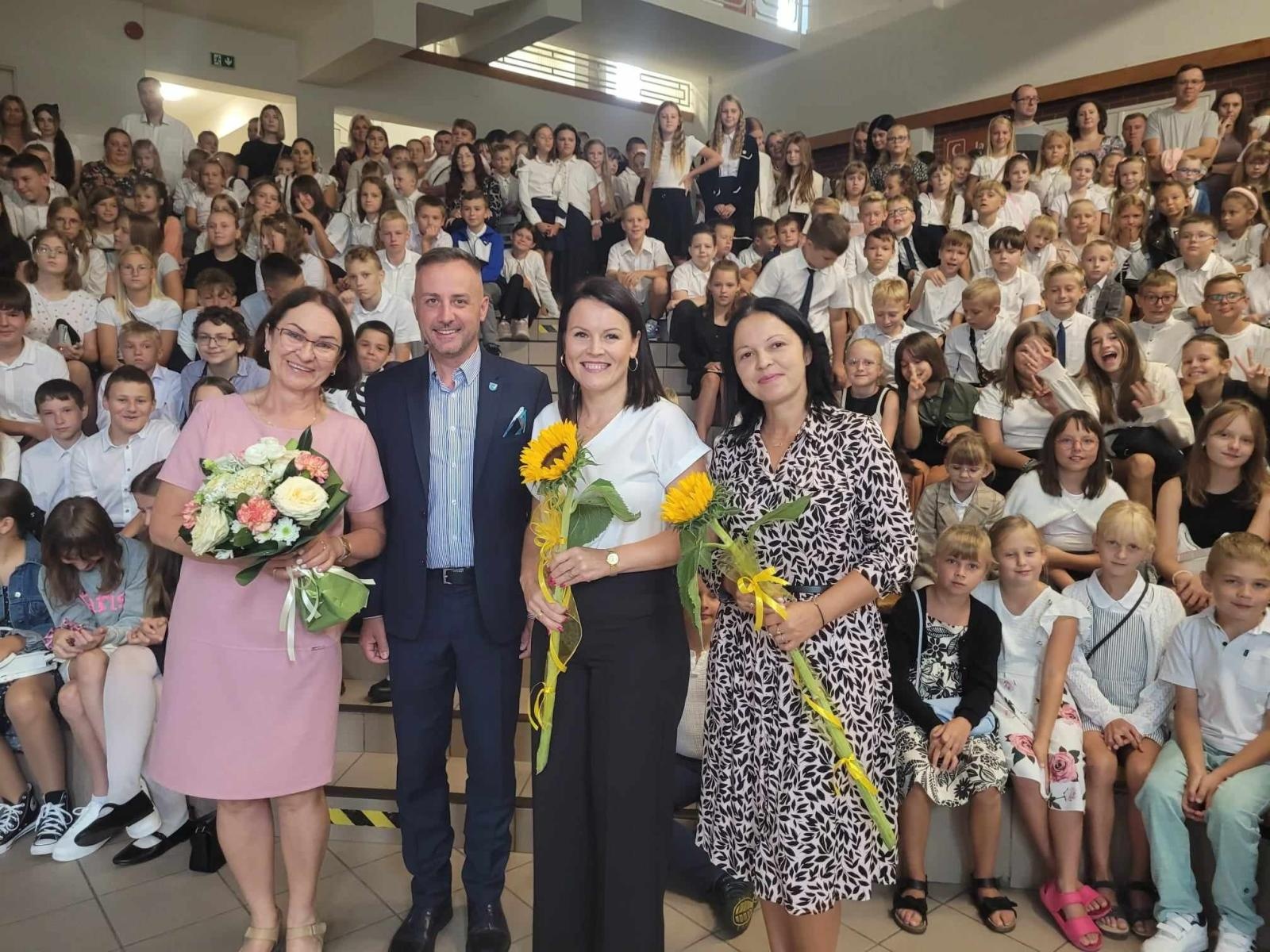 Zdjęcie w galerii na portalu naszwodzislaw.com: Nowy rok szkolny dla ponad tysiąca uczniów i przedszkolaków w Gminie Mszana wiadomości z regionu