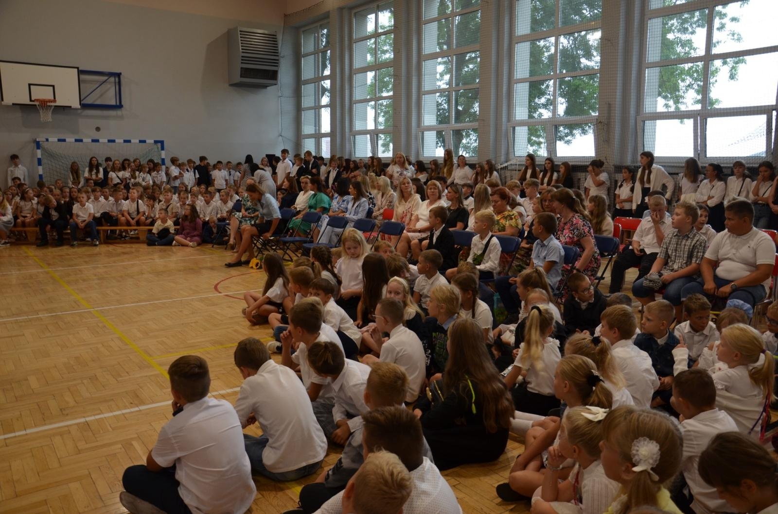 Zdjęcie w galerii na portalu naszwodzislaw.com: Nowy rok szkolny dla ponad tysiąca uczniów i przedszkolaków w Gminie Mszana wiadomości z regionu