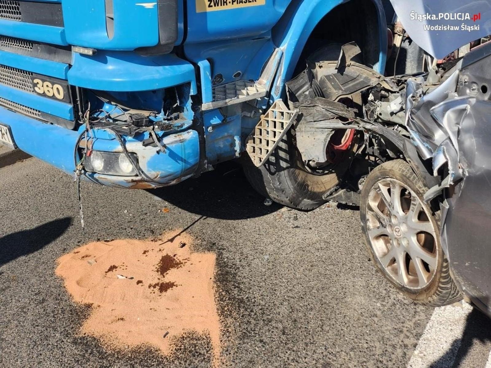 Zdjęcie w galerii na portalu naszwodzislaw.com: Kolizja trzech samochodów w Rydułtowach wiadomości z regionu