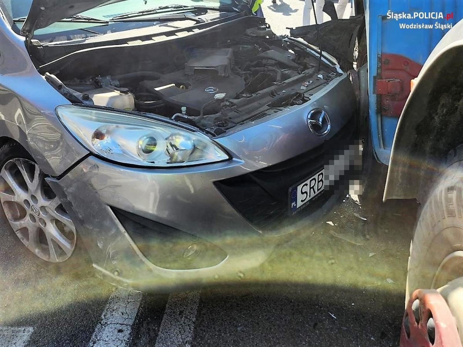 Zdjęcie w galerii na portalu naszwodzislaw.com: Kolizja trzech samochodów w Rydułtowach wiadomości z regionu