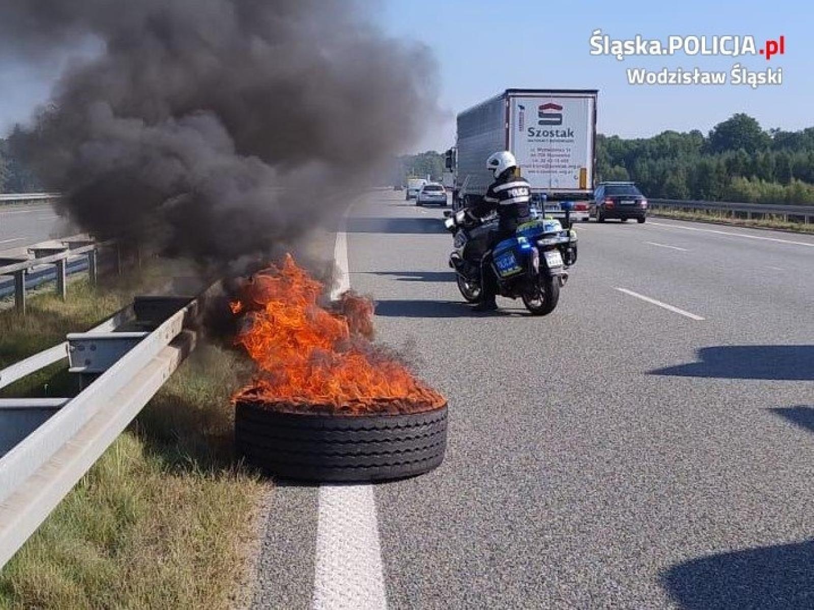Zdjęcie w galerii na portalu naszwodzislaw.com: Pomagają, chronią i... gaszą pożary. Nietypowa interwencja wodzisławskich policjantów wiadomości z regionu