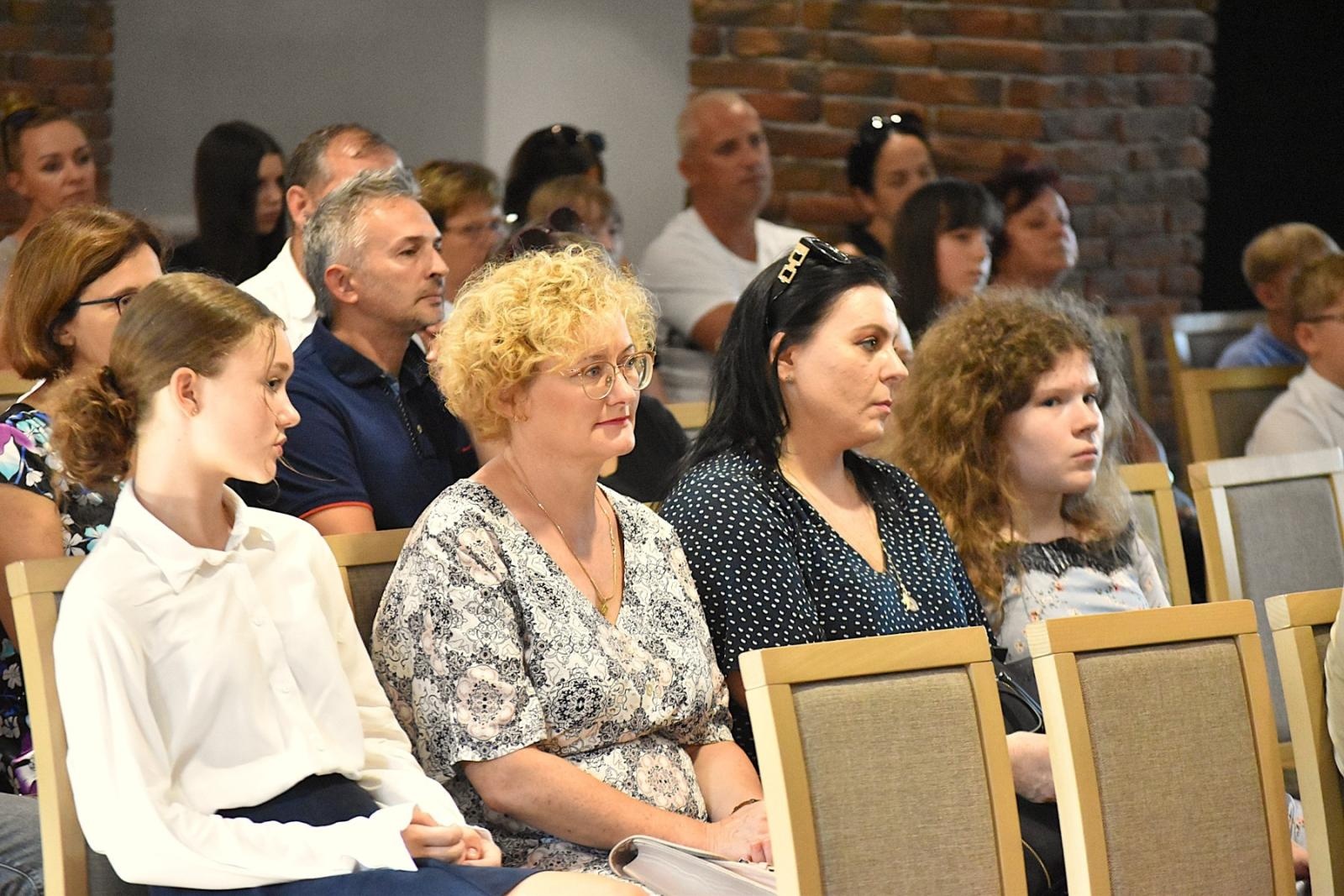 Zdjęcie w galerii na portalu naszwodzislaw.com: Poznajcie najlepszych uczniów i sportowców w Gminie Godów [FOTO] wiadomości z regionu