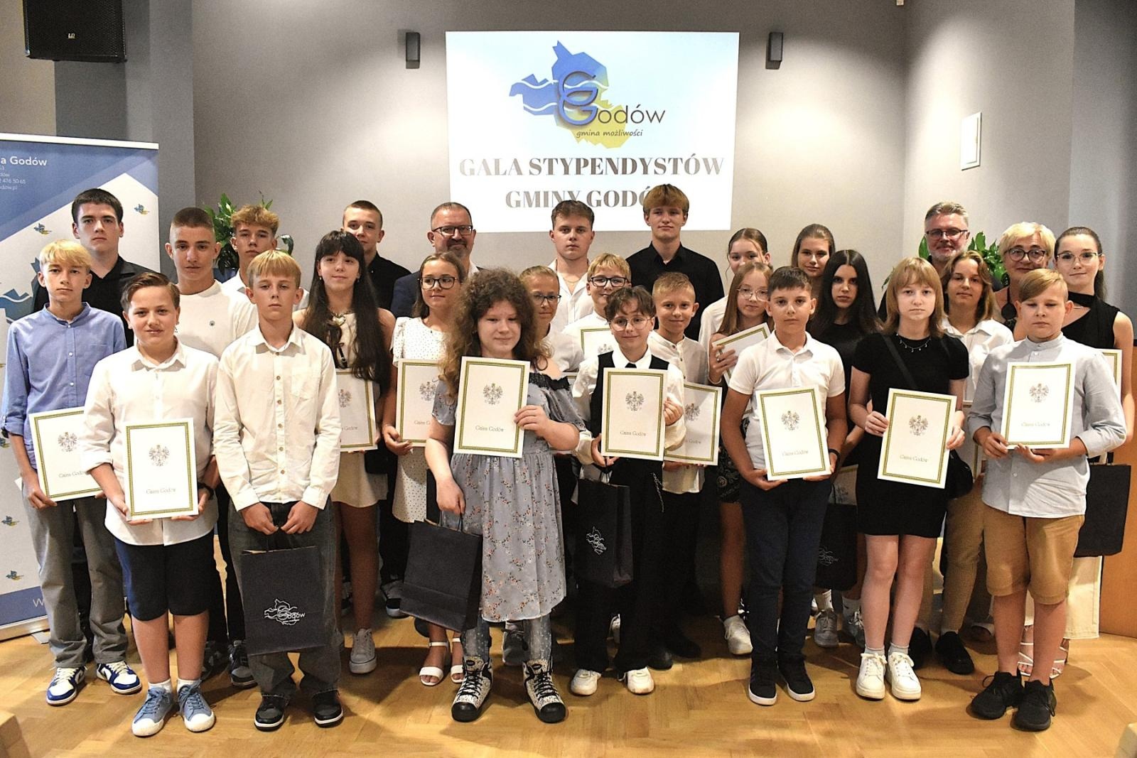 Zdjęcie w galerii na portalu naszwodzislaw.com: Poznajcie najlepszych uczniów i sportowców w Gminie Godów [FOTO] wiadomości z regionu