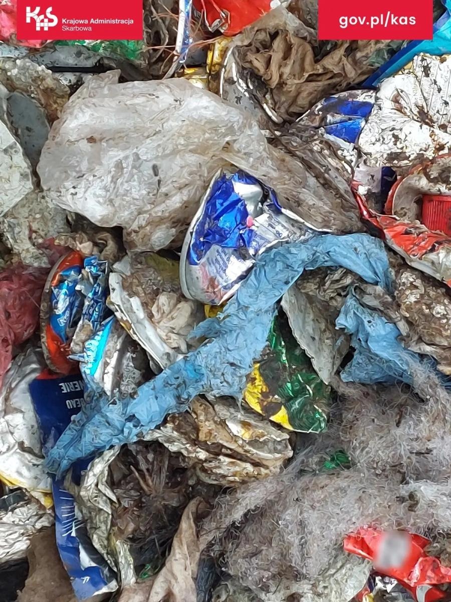 Zdjęcie w galerii na portalu naszwodzislaw.com: Miszmasz odpadów na A4. KAS zatrzymała nielegalny transport z Niemiec wiadomości z regionu