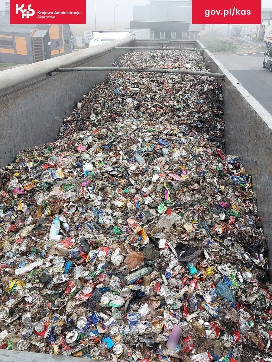 Zdjęcie w galerii na portalu naszwodzislaw.com: Miszmasz odpadów na A4. KAS zatrzymała nielegalny transport z Niemiec wiadomości z regionu