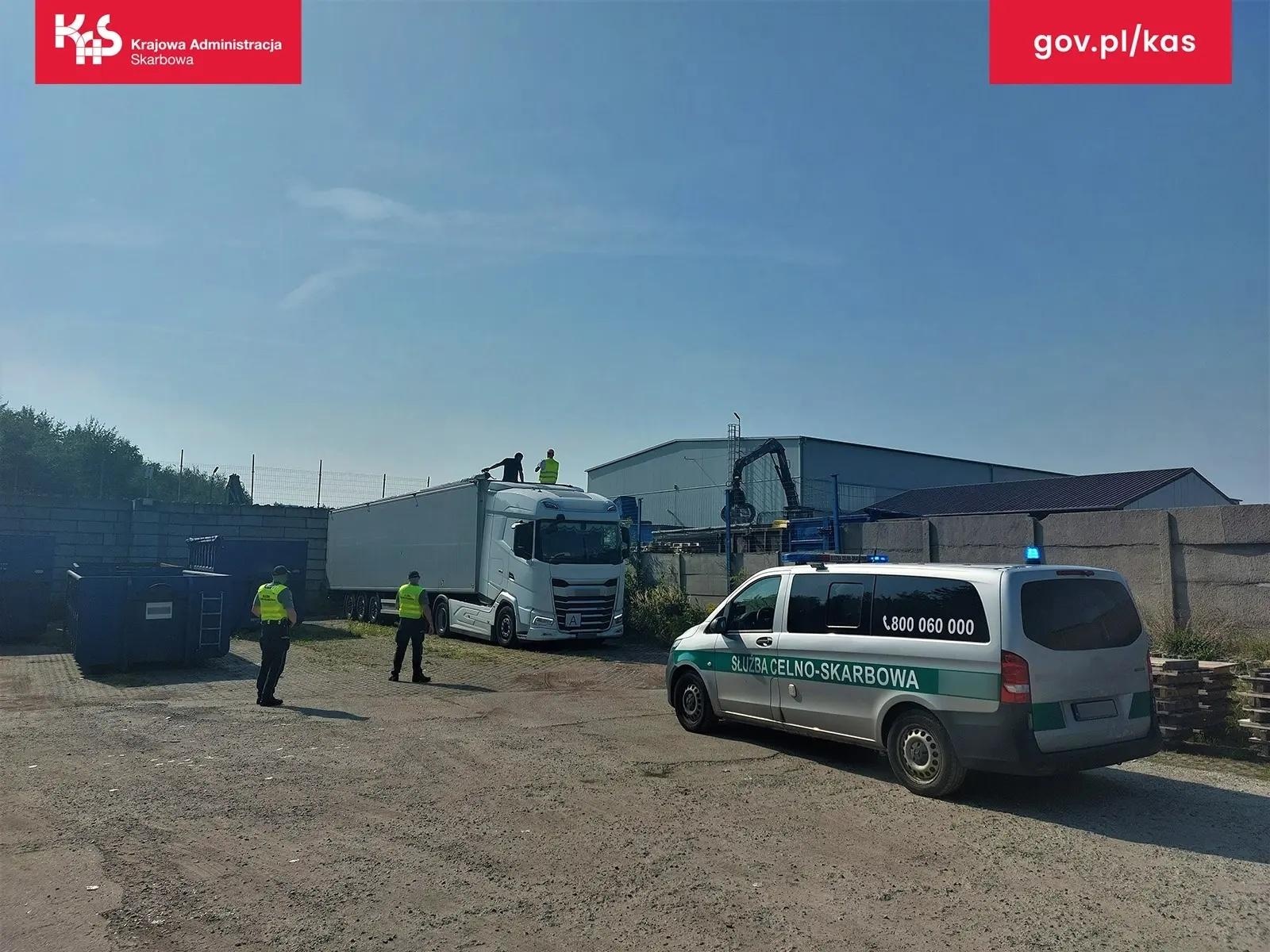 Zdjęcie w galerii na portalu naszwodzislaw.com: Miszmasz odpadów na A4. KAS zatrzymała nielegalny transport z Niemiec wiadomości z regionu