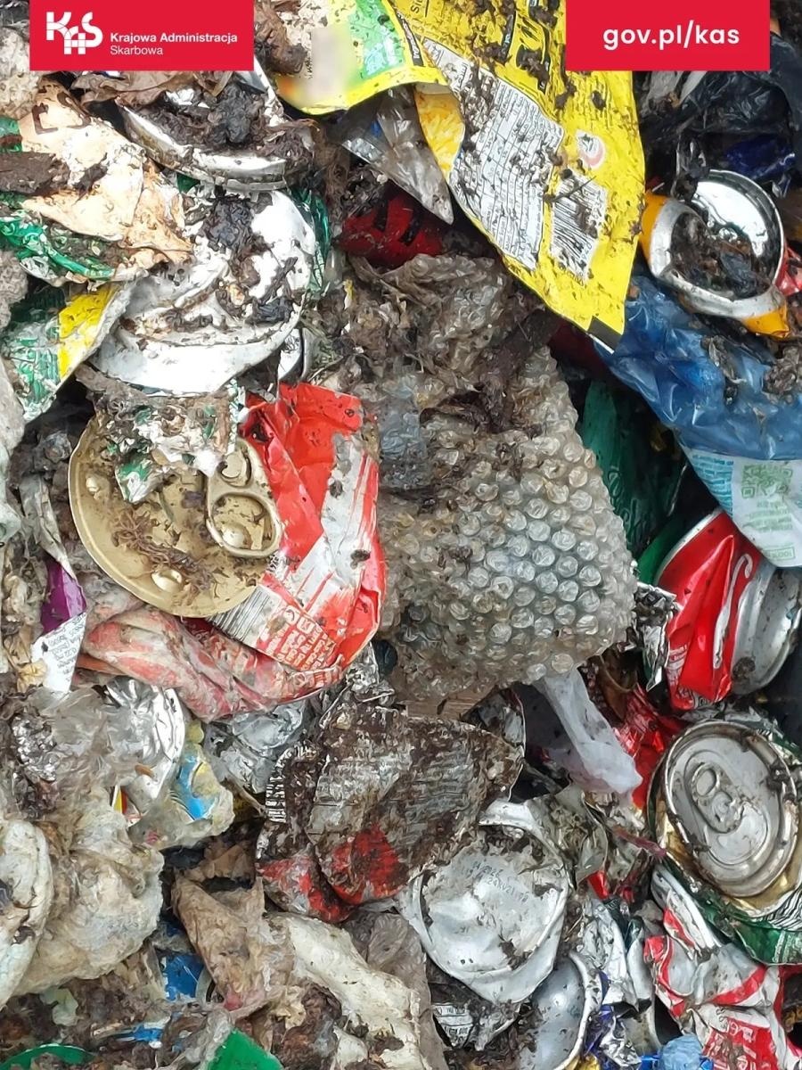 Zdjęcie w galerii na portalu naszwodzislaw.com: Miszmasz odpadów na A4. KAS zatrzymała nielegalny transport z Niemiec wiadomości z regionu