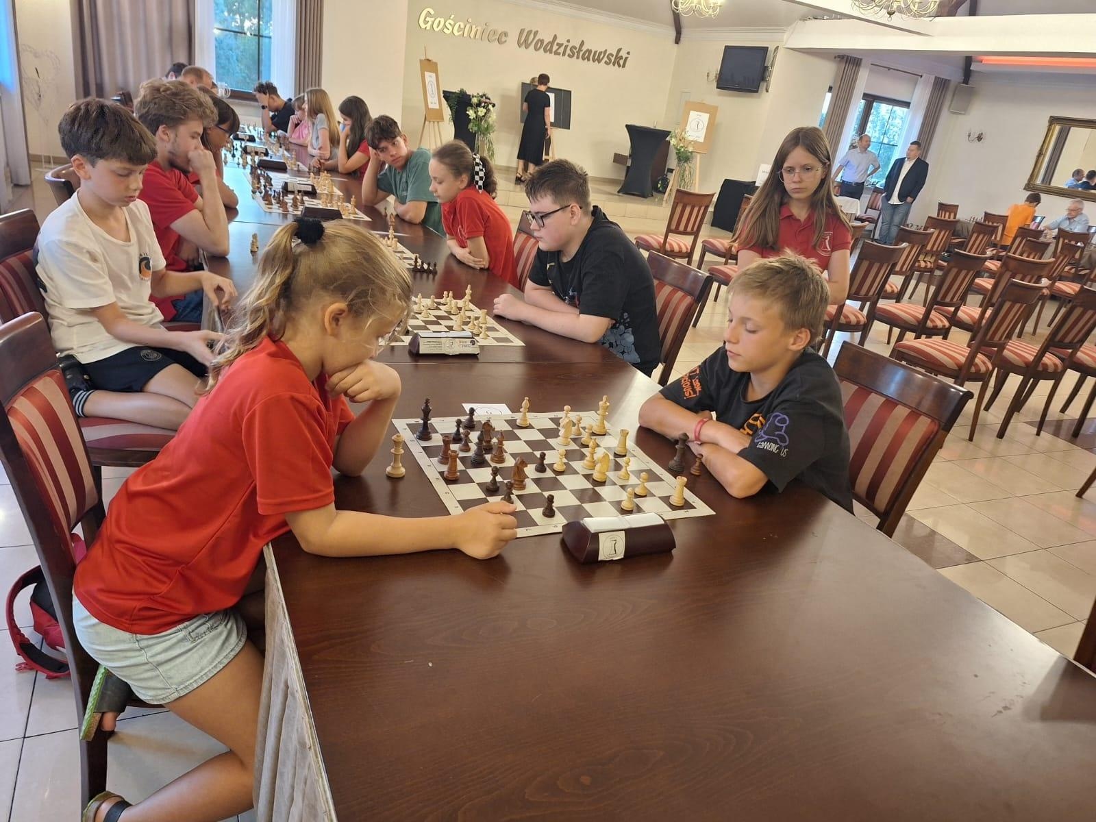 Zdjęcie w galerii na portalu naszwodzislaw.com: Turniej szachowy na X-lecie UKS Baszta [FOTO] wiadomości z regionu