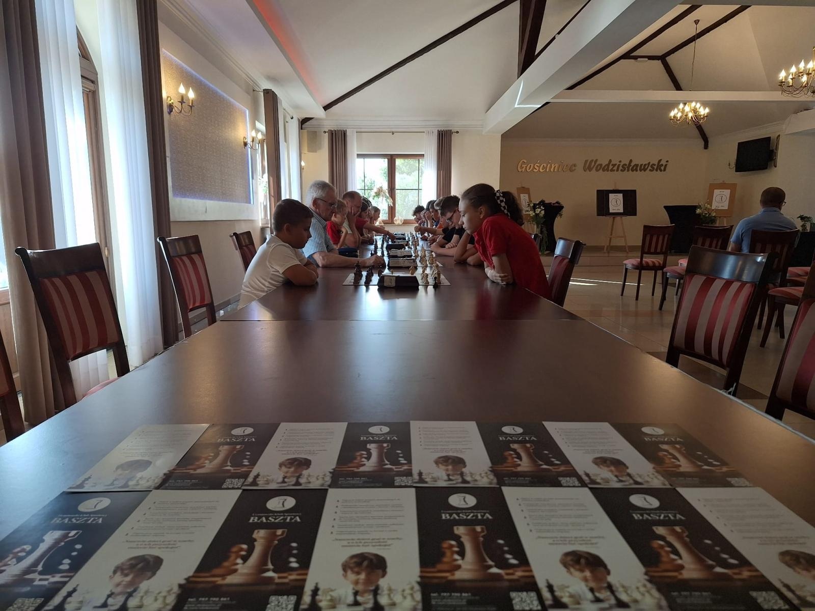Zdjęcie w galerii na portalu naszwodzislaw.com: Turniej szachowy na X-lecie UKS Baszta [FOTO] wiadomości z regionu