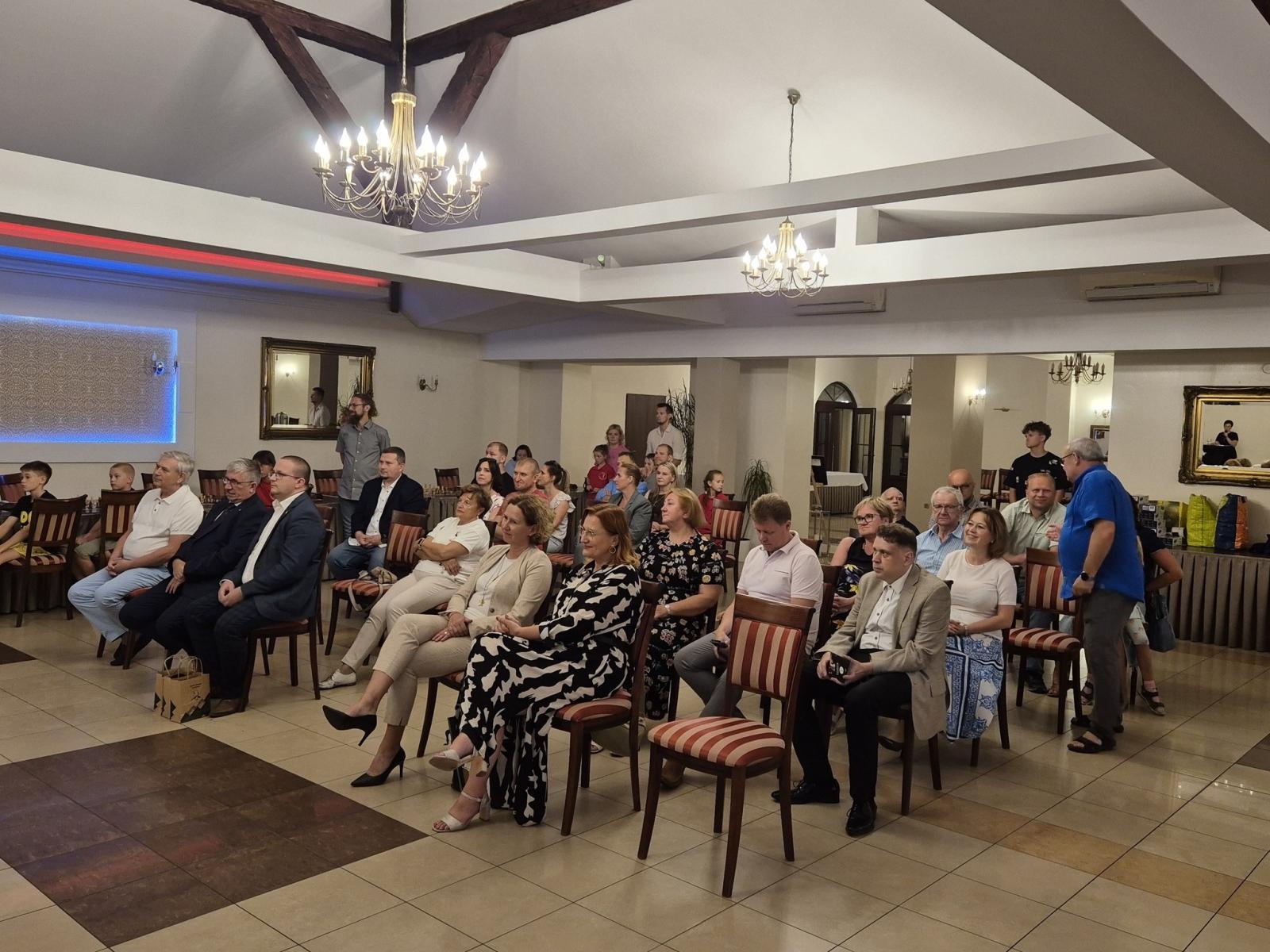 Zdjęcie w galerii na portalu naszwodzislaw.com: Turniej szachowy na X-lecie UKS Baszta [FOTO] wiadomości z regionu