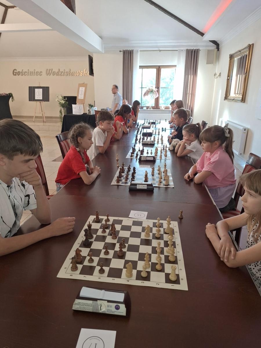 Zdjęcie w galerii na portalu naszwodzislaw.com: Turniej szachowy na X-lecie UKS Baszta [FOTO] wiadomości z regionu