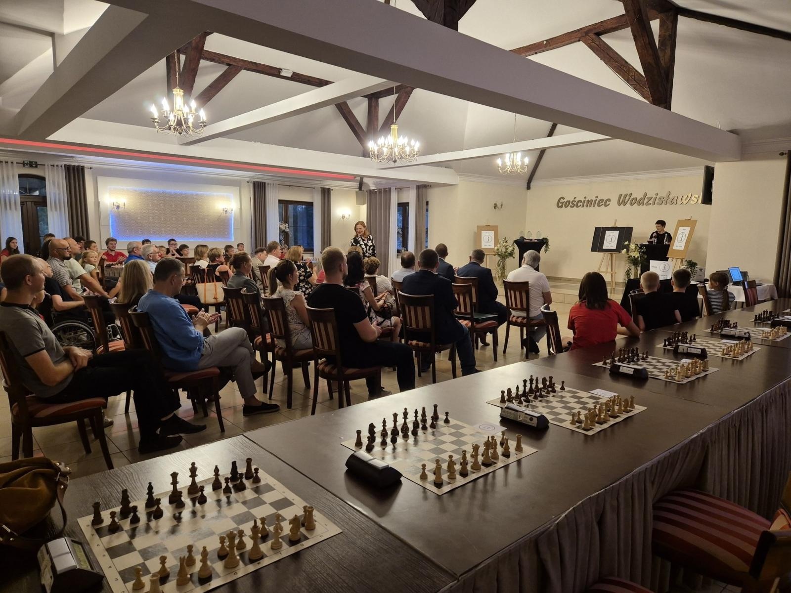 Zdjęcie w galerii na portalu naszwodzislaw.com: Turniej szachowy na X-lecie UKS Baszta [FOTO] wiadomości z regionu