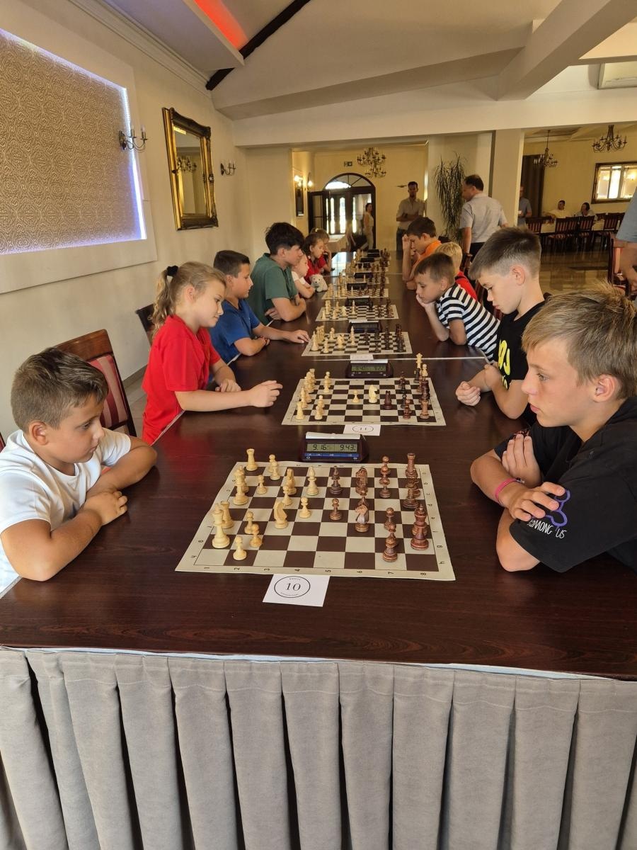 Zdjęcie w galerii na portalu naszwodzislaw.com: Turniej szachowy na X-lecie UKS Baszta [FOTO] wiadomości z regionu