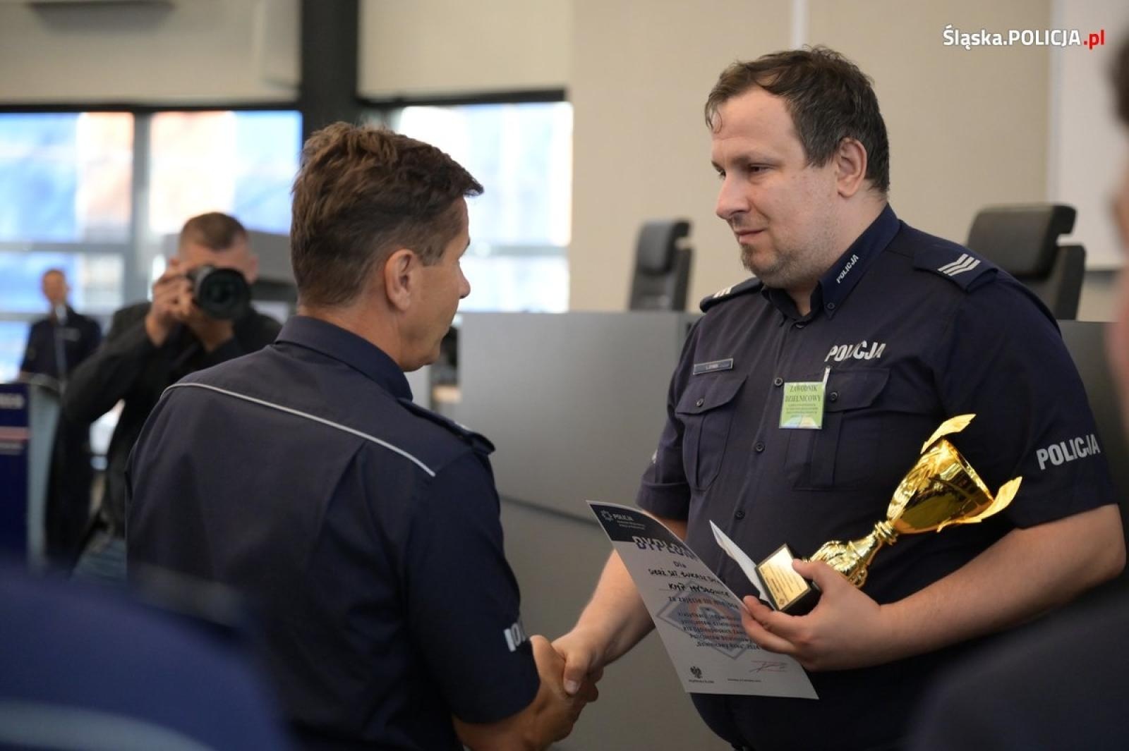 Zdjęcie w galerii na portalu naszwodzislaw.com: Policjant z KPP Wodzisław Śląski najlepszym dzielnicowym na Śląsku wiadomości z regionu