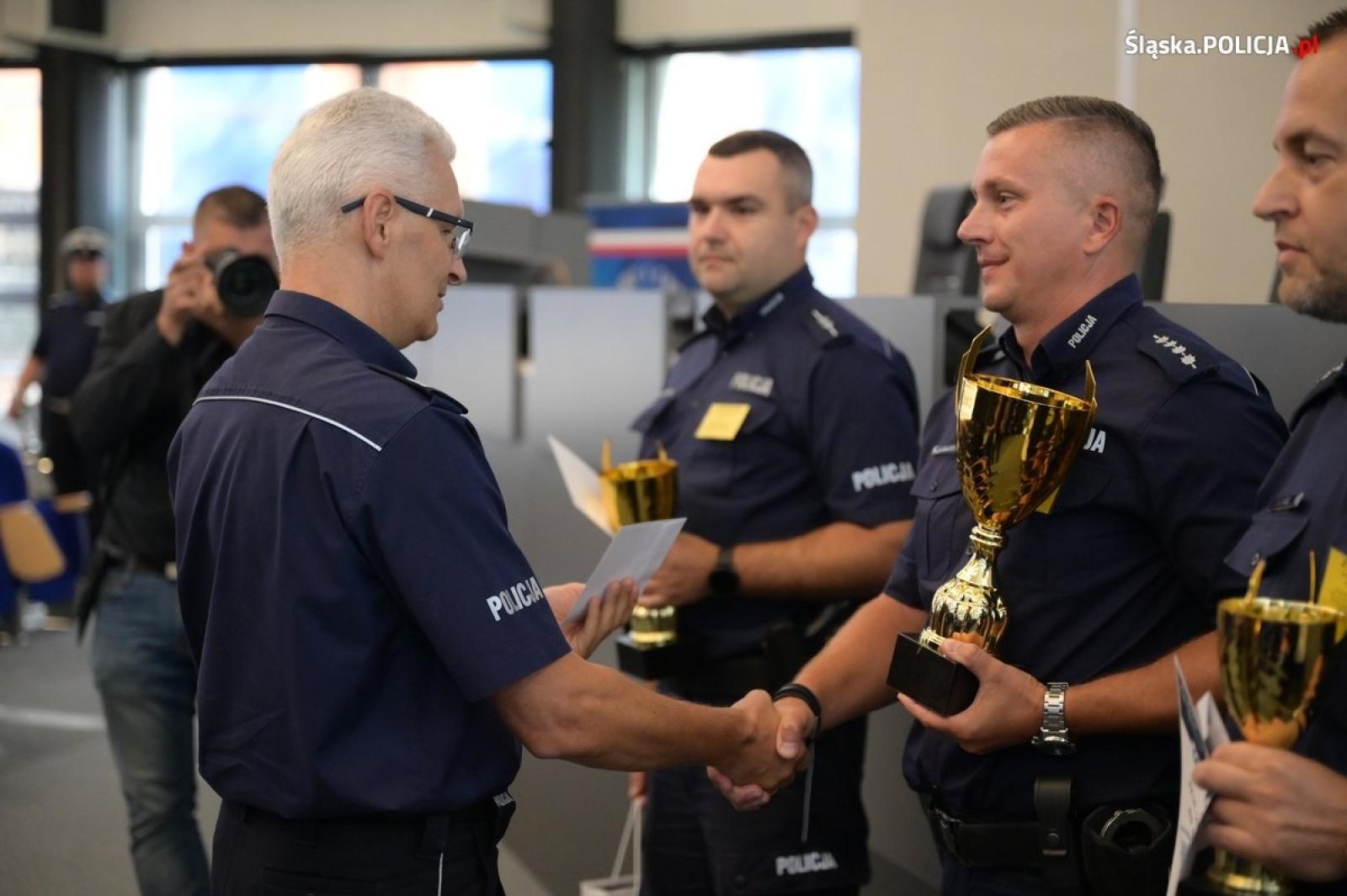 Zdjęcie w galerii na portalu naszwodzislaw.com: Policjant z KPP Wodzisław Śląski najlepszym dzielnicowym na Śląsku wiadomości z regionu