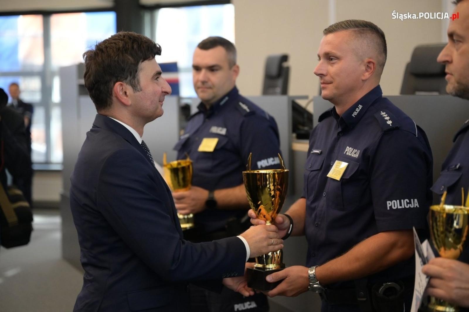 Zdjęcie w galerii na portalu naszwodzislaw.com: Policjant z KPP Wodzisław Śląski najlepszym dzielnicowym na Śląsku wiadomości z regionu