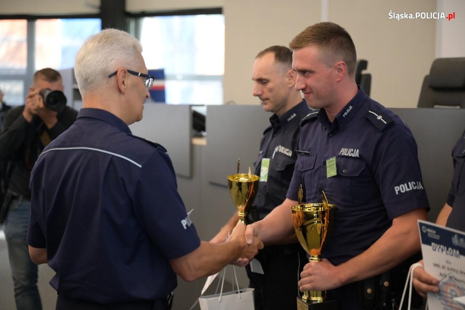 Zdjęcie w galerii na portalu naszwodzislaw.com: Policjant z KPP Wodzisław Śląski najlepszym dzielnicowym na Śląsku wiadomości z regionu