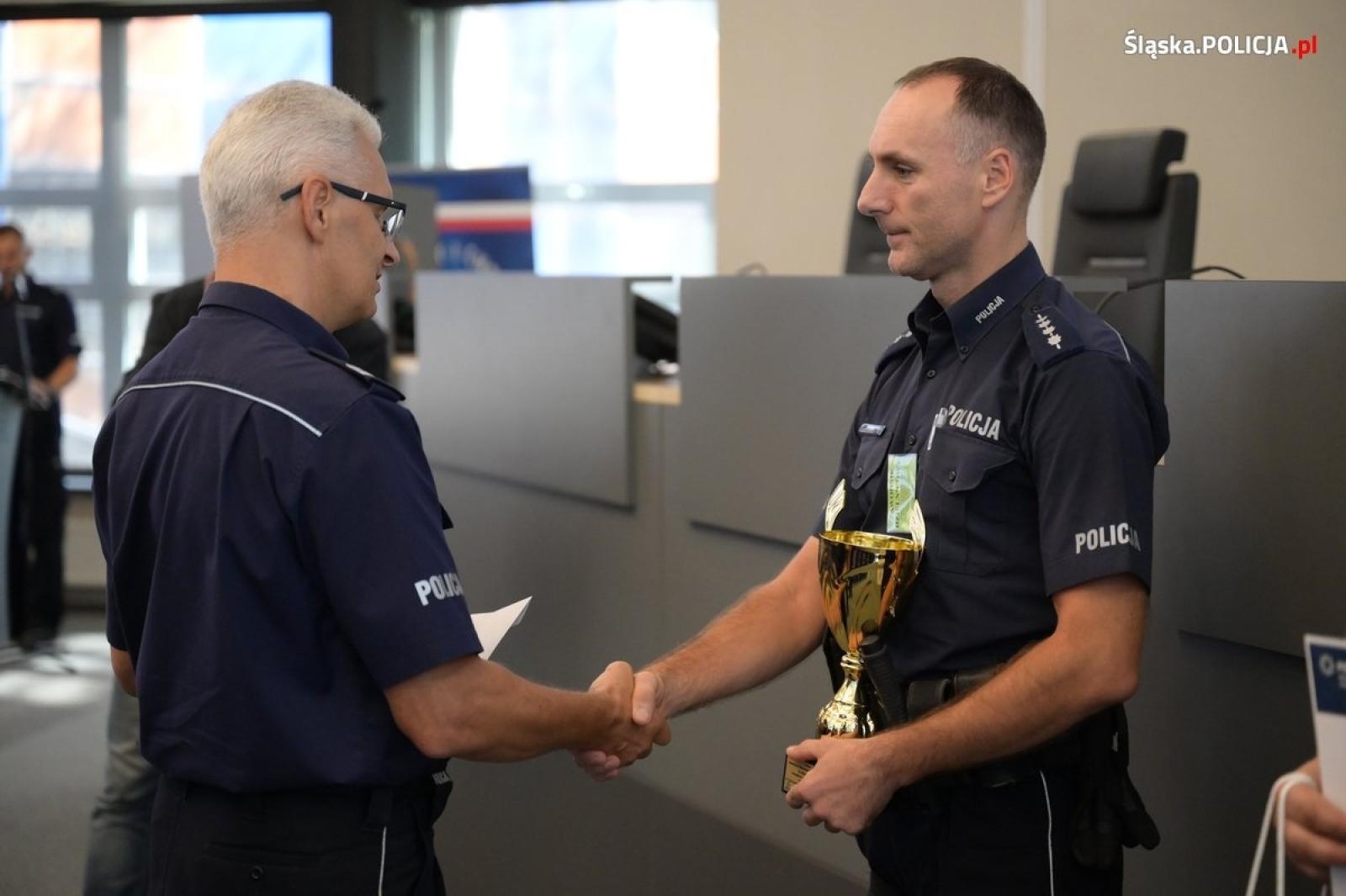 Zdjęcie w galerii na portalu naszwodzislaw.com: Policjant z KPP Wodzisław Śląski najlepszym dzielnicowym na Śląsku wiadomości z regionu