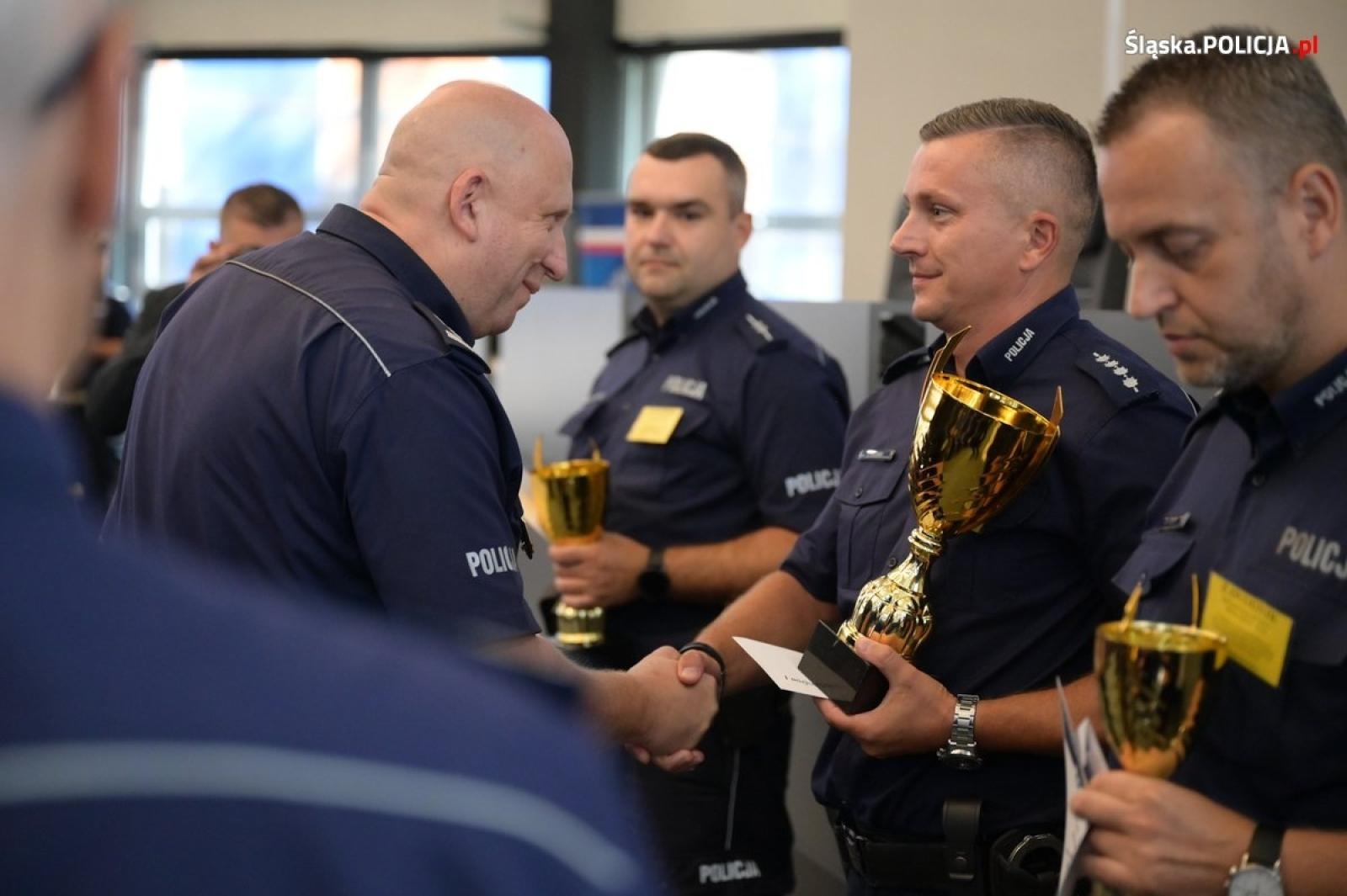 Zdjęcie w galerii na portalu naszwodzislaw.com: Policjant z KPP Wodzisław Śląski najlepszym dzielnicowym na Śląsku wiadomości z regionu
