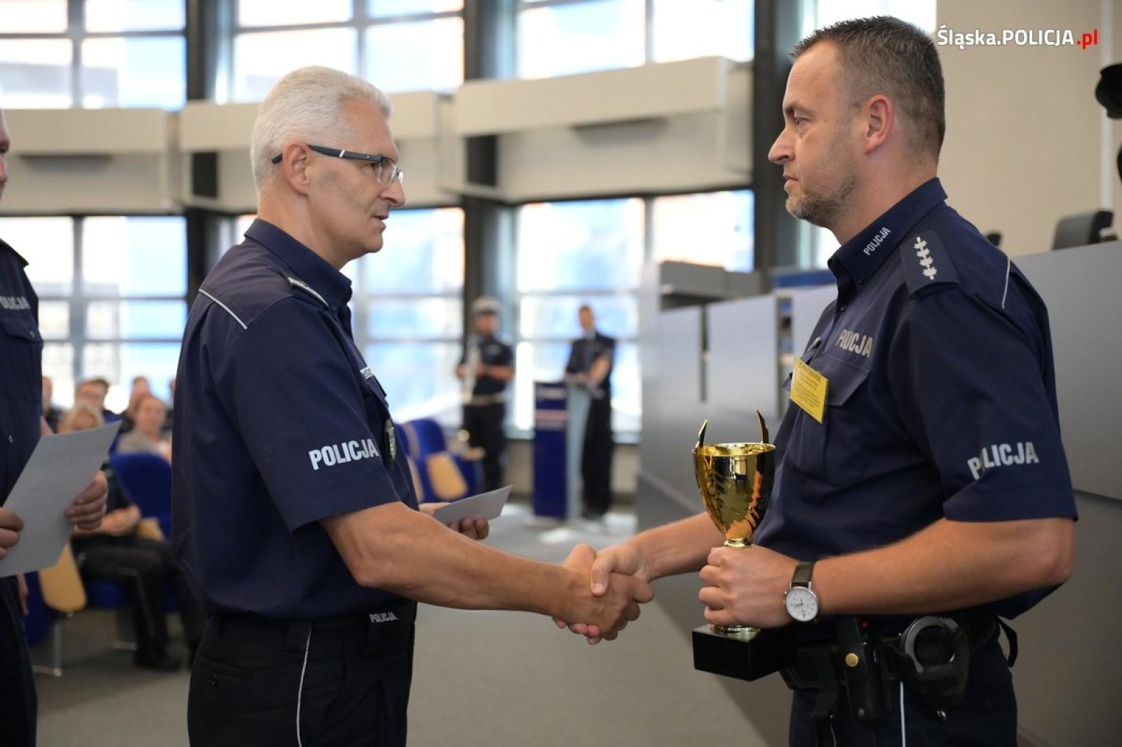 Zdjęcie w galerii na portalu naszwodzislaw.com: Policjant z KPP Wodzisław Śląski najlepszym dzielnicowym na Śląsku wiadomości z regionu