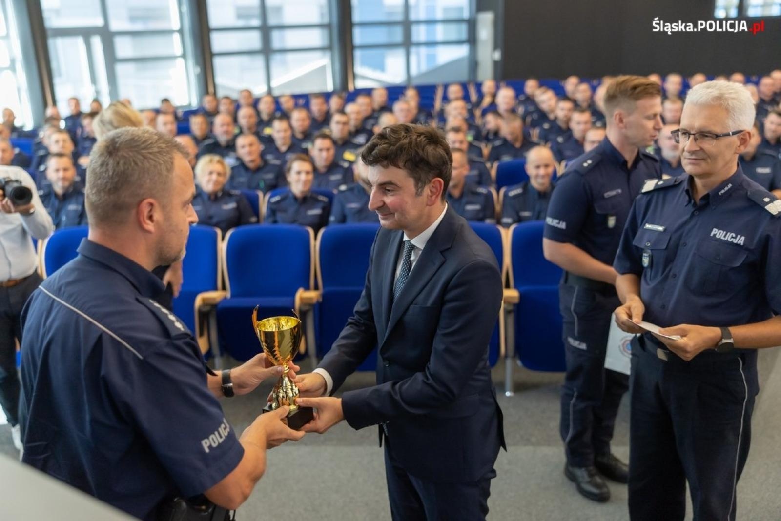 Zdjęcie w galerii na portalu naszwodzislaw.com: Policjant z KPP Wodzisław Śląski najlepszym dzielnicowym na Śląsku wiadomości z regionu