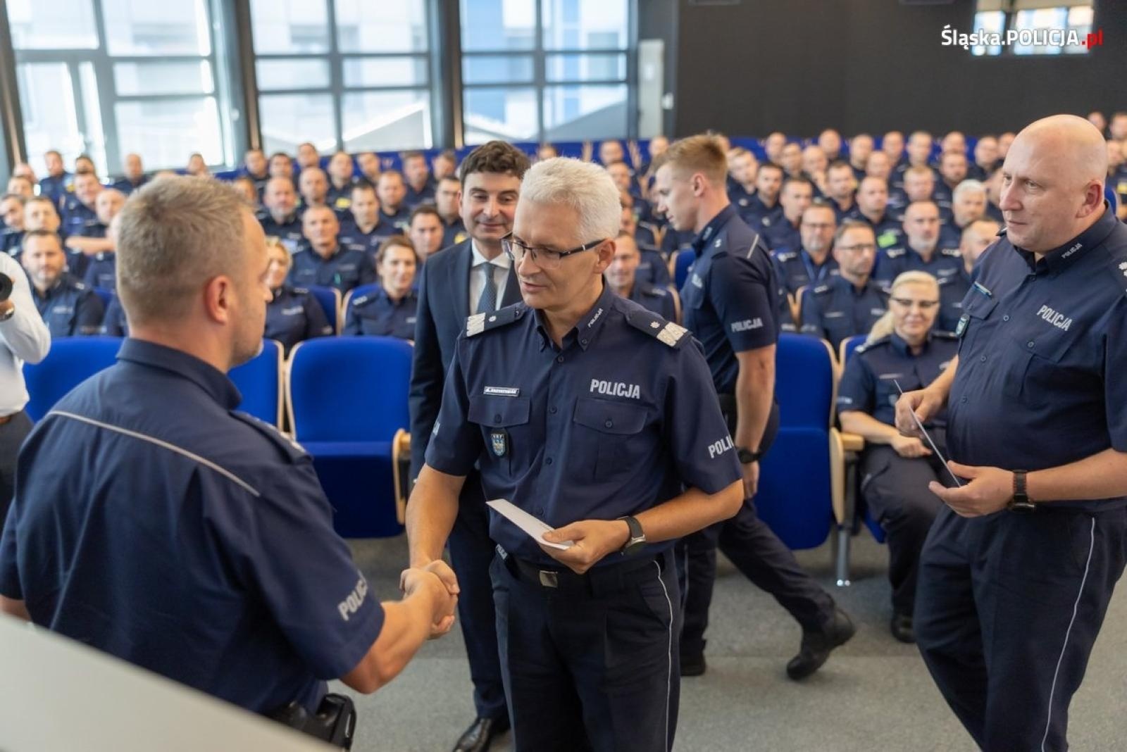 Zdjęcie w galerii na portalu naszwodzislaw.com: Policjant z KPP Wodzisław Śląski najlepszym dzielnicowym na Śląsku wiadomości z regionu